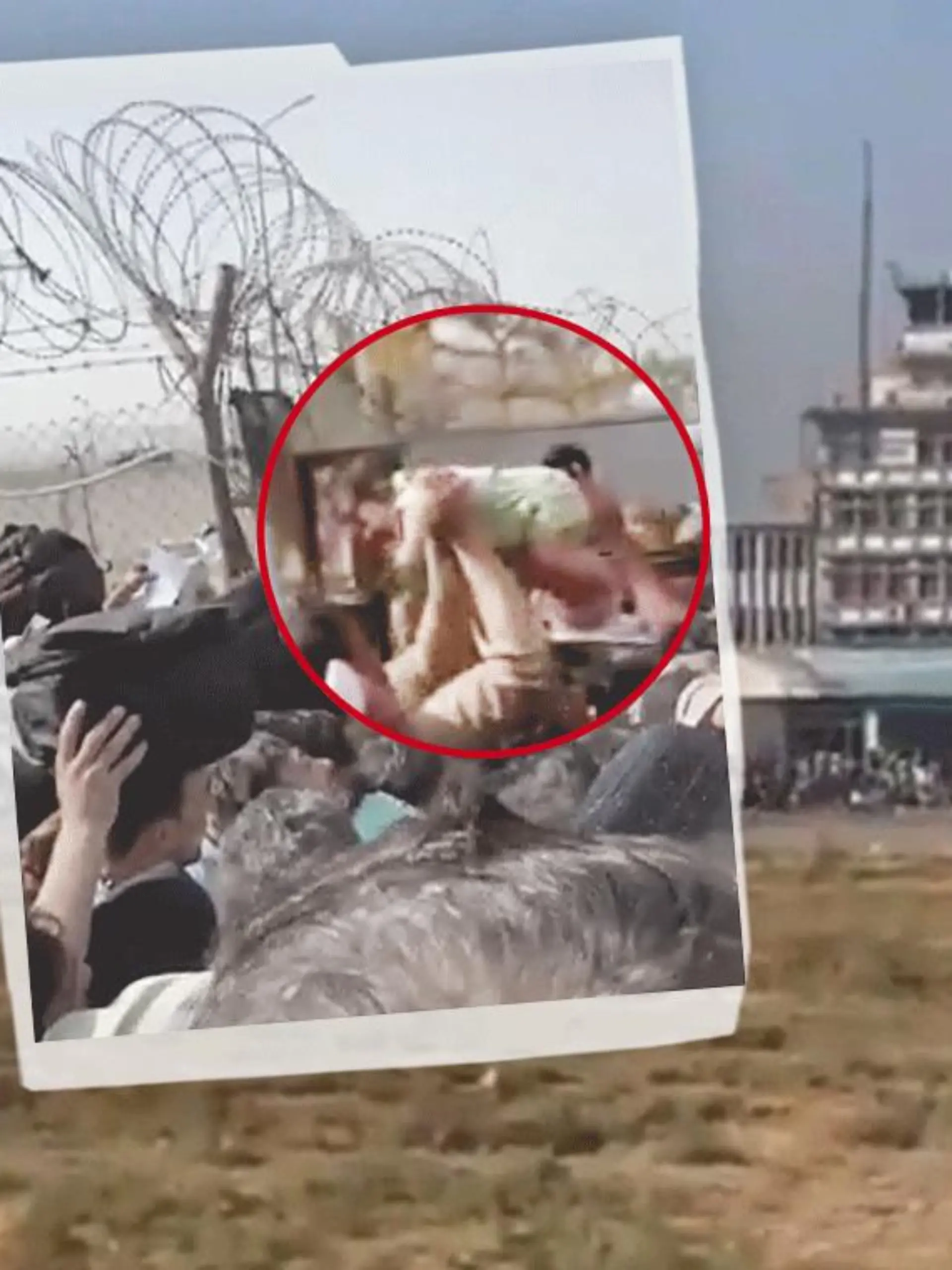 Eltern in Kabul geben ihre Kinder ab, ohne zu wissen, ob sie sie wiedersehen werden.