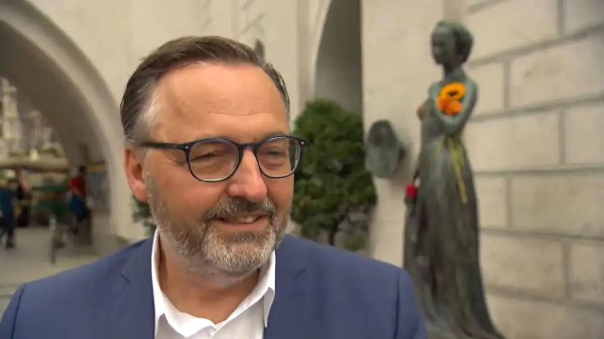 Kulturreferent Anton Biebl ist für einen regen Austausch zum Thema Busen-Reiben bei Julia.
