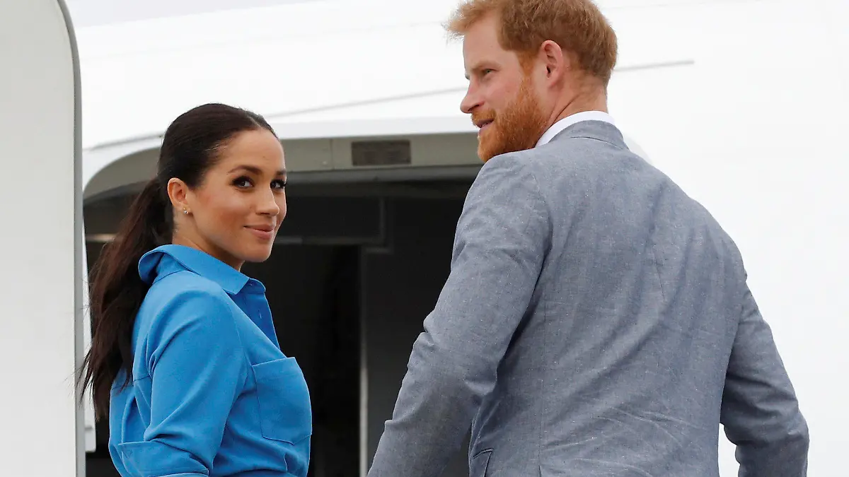 ARCHIV - 26.10.2018, Tonga, Nuku'alofa: Der britische Prinz Harry, Herzog von Sussex, und seine Frau Meghan, Herzogin von Sussex, besteigen am Flughafen Fua'amotu ihr Flugzeug. Am 4. August wird Meghan 40 Jahre alt. Foto: Phil Nobel/Reuters POOL/AP/dpa +++ dpa-Bildfunk +++