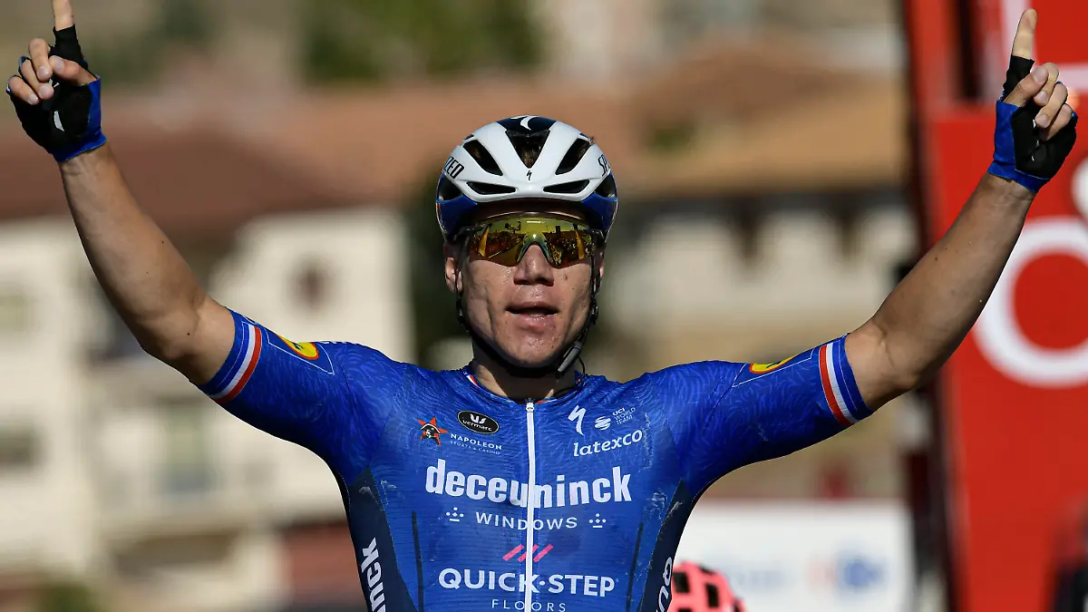 17.08.2021, Spanien, Molina De Aragon: Radsport: UCI Worldtour - Vuelta a España, El Burgo de Osma - Molina d eAragon, 4. Etappe. Fabio Jakobsen aus den Niederlanden feiert, nachdem er die vierte Etappe über 163,9 Kilometer gewonnen hat. Foto: Alvaro Barrientos/AP/dpa +++ dpa-Bildfunk +++