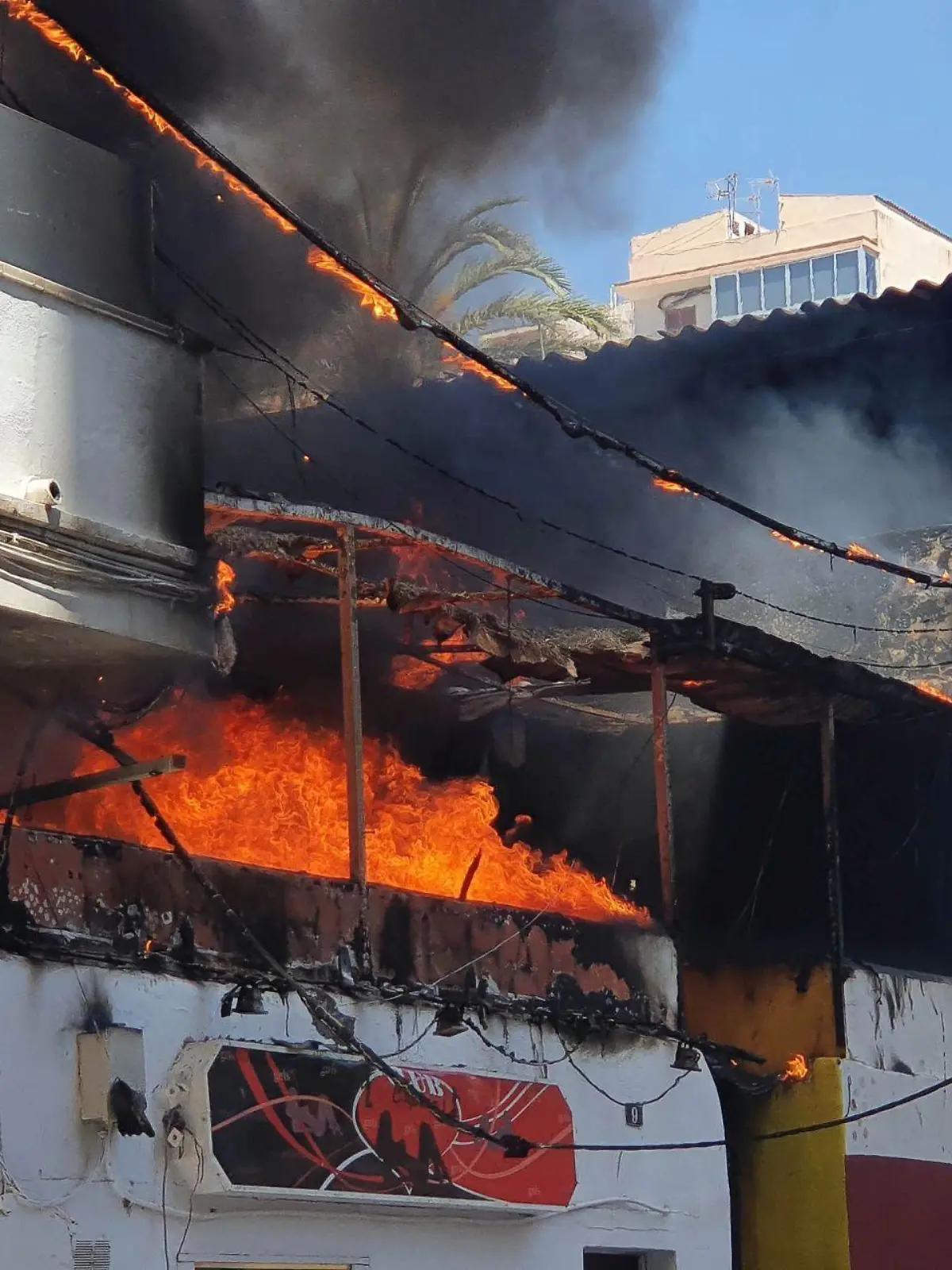 Das Restaurant «Why Not» in der Nähe des Ballermanns steht in Flammen. Die Polizei hat auf Mallorca 13 deutsche Urlauber festgenommen, weil sie den Brand ausgelöst haben sollen.