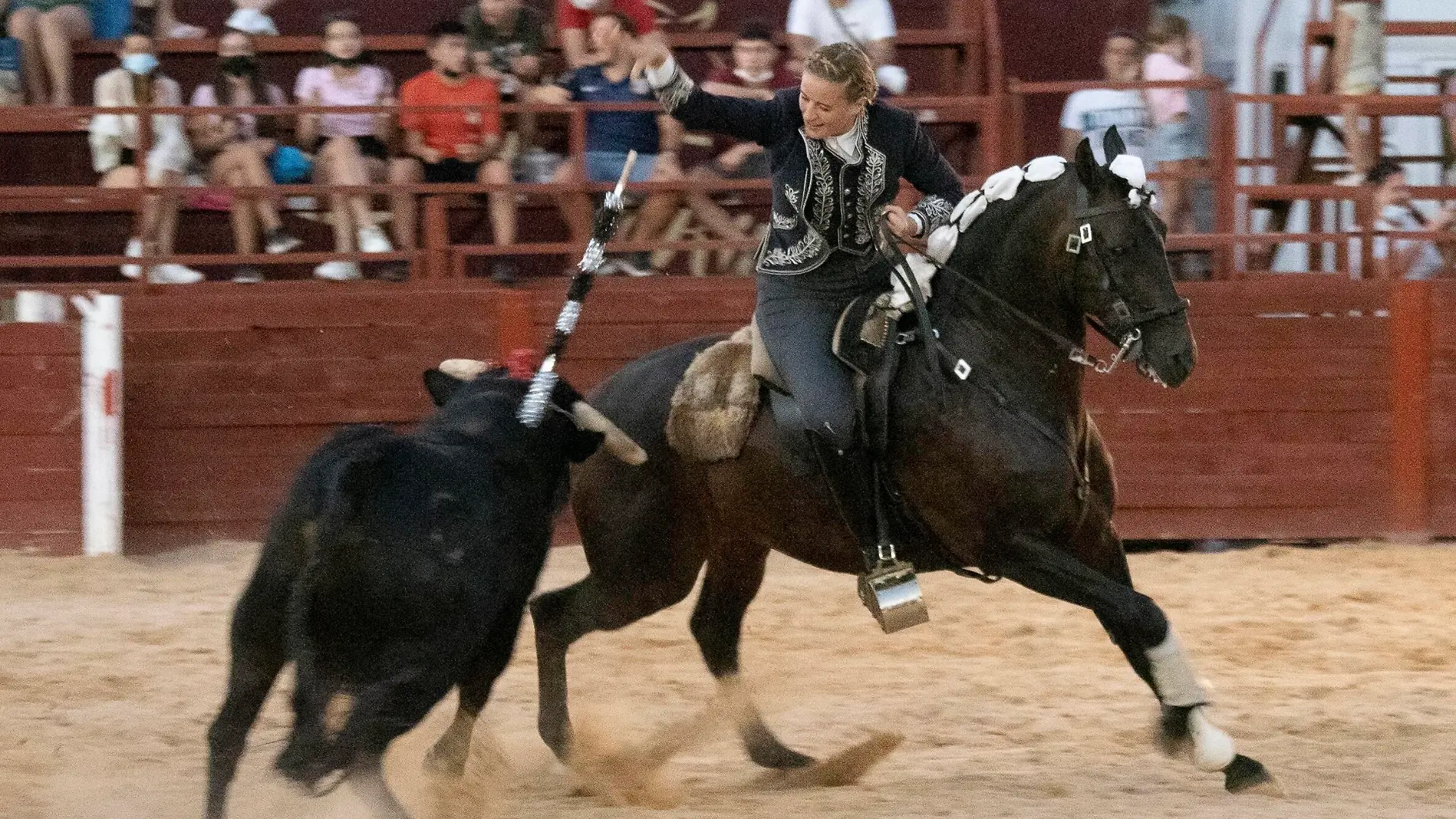 Sport Bilder des Tages German mounted bullfighter Clara Sofie Kreutter performs during a bullfight celebrated in Ledena, central Spain, 16 August 2021. German mounted bullfighter Clara Sofie Kreutter performs in Ledena Spain ACHTUNG: NUR REDAKTIONELLE NUTZUNG PUBLICATIONxINxGERxSUIxAUTxONLY Copyright: xJosxdelxOlmox FM2007 20210816-7be871ee314d492449adf45e0df09ba880c2779b