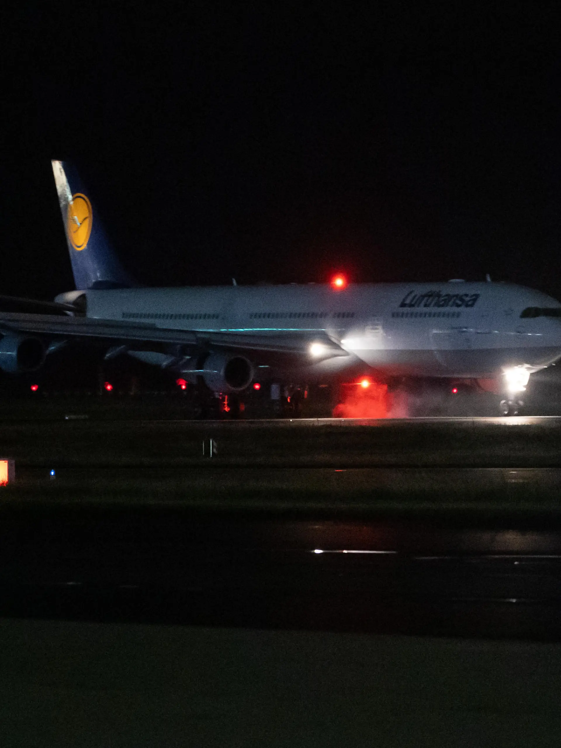 In Frankfurt ist am frühen Mittwochmorgen eine Lufthansa-Maschine mit rund 130 Evakuierten aus Kabul gelandet.