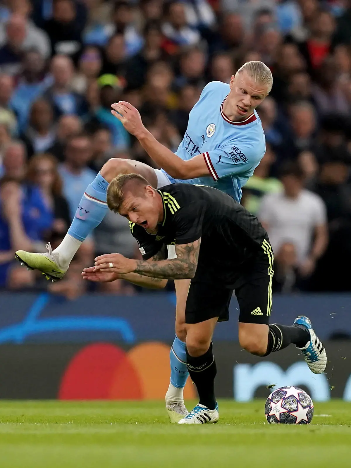 Manchester City v Real Madrid - UEFA Champions League - Semi Final - Second Leg - Etihad Stadium Real Madrid s Toni Kroos is tackled by Manchester City s Erling Haaland during the UEFA Champions League semi-final second leg match at Etihad Stadium, Manchester. Picture date: Wednesday May 17, 2023. Use subject to restrictions. Editorial use only, no commercial use without prior consent from rights holder. PUBLICATIONxNOTxINxUKxIRL Copyright: xMartinxRickettx 72215308