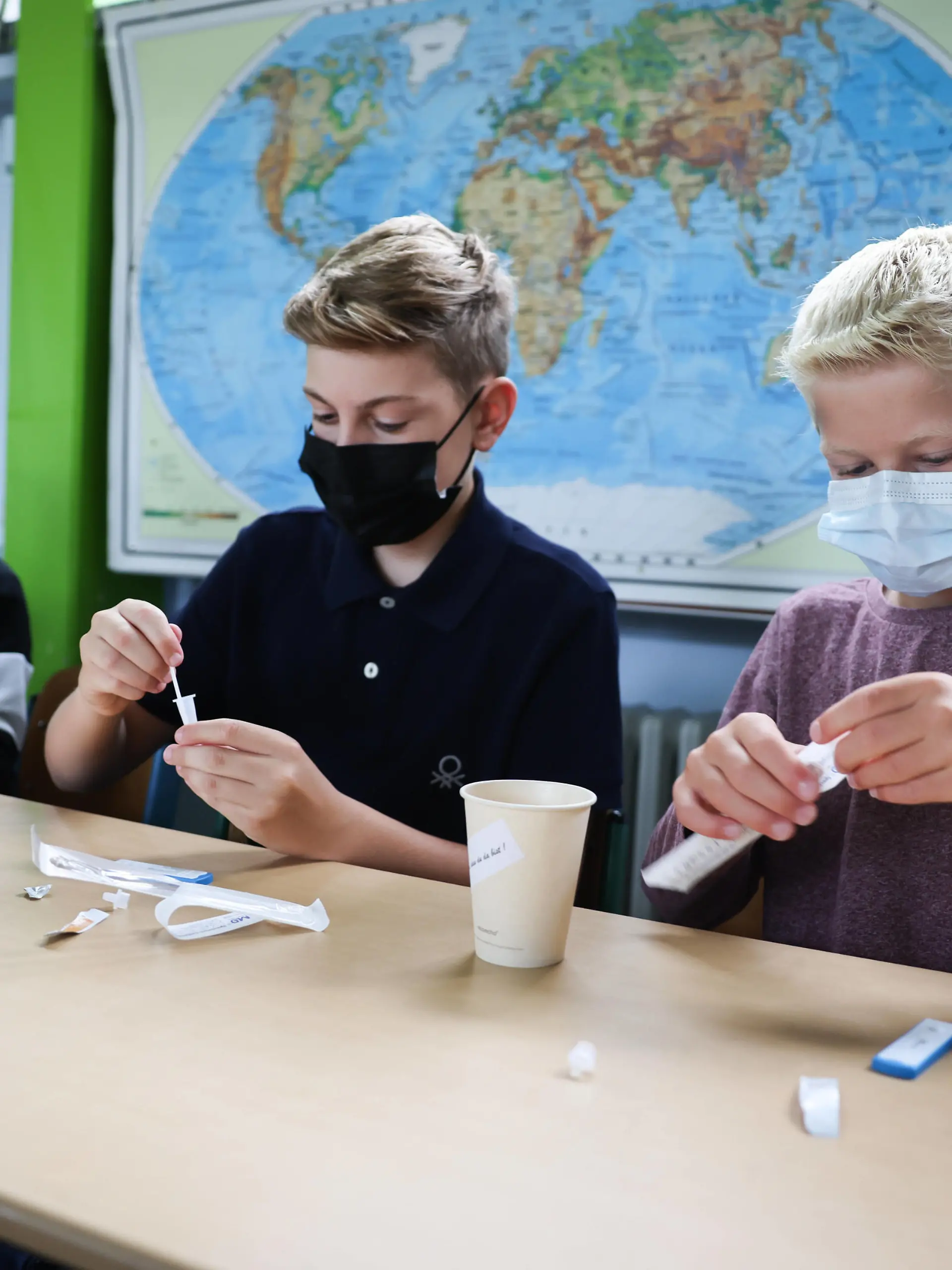 Corona-Schnelltest im Klassenzimmer am ersten Schultag nach den Ferien