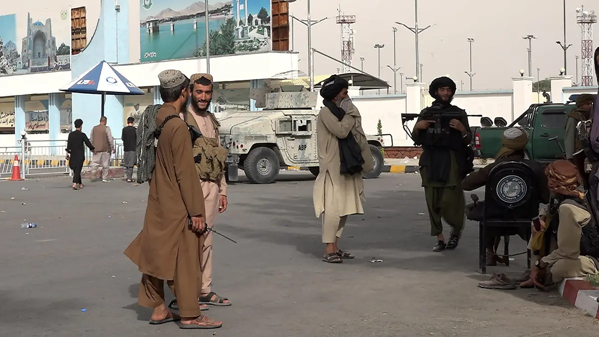 Taliban fighters stand guard before the Taliban spokesman Zabihullah Mujahid arrives for his first news conference in Kabul, Afghanistan on Tuesday, August 17, 2021. Taliban spokesman Zabihullah Mujahid vowed that the Taliban would respect women s rights, forgive those who resisted them, and ensure a secure Afghanistan. PUBLICATIONxINxGERxSUIxAUTxHUNxONLY AFG2021081706 BashirxDarwish