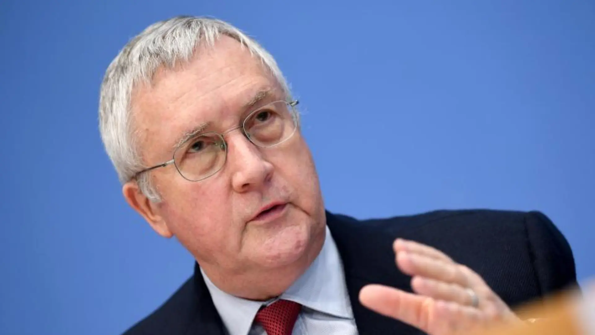 Manfred Güllner stellt einen Bericht vor