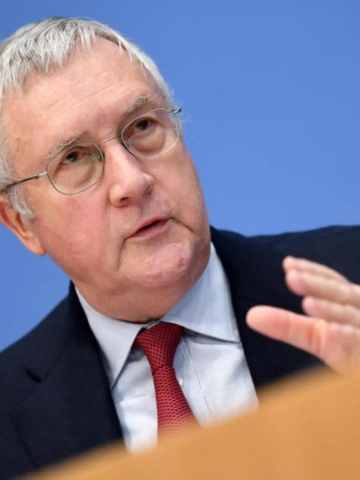 Manfred Güllner stellt einen Bericht vor