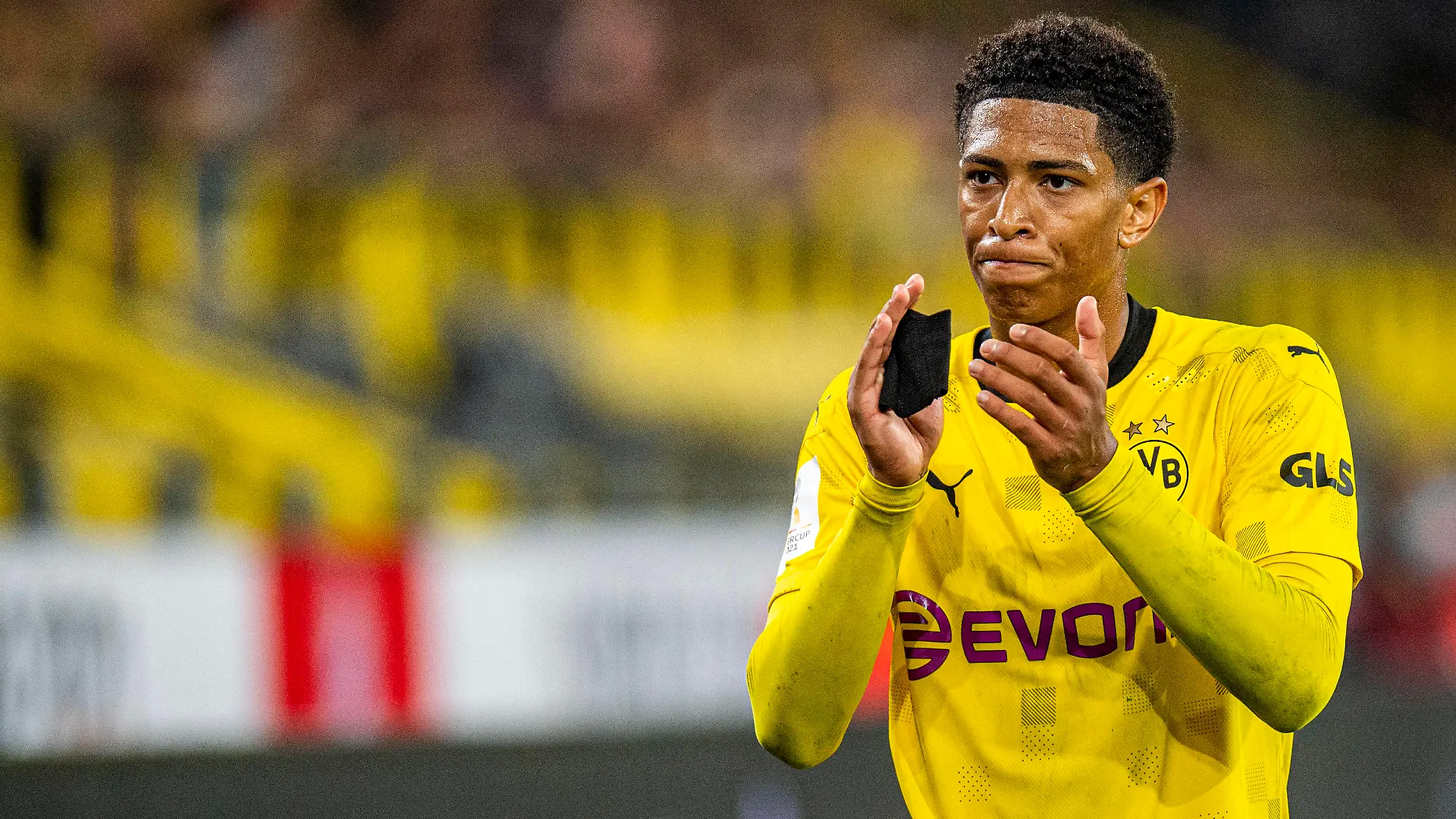 Fußball: Super-Cup, Saison 2021/2022, Borussia Dortmund - FC Bayern München am 17.08.2021 im Signal-Iduna-Park in Dortmund. YY Dortmunds Jude Bellingham applaudiert den Fans. DFL und DFB REGULATIONS PROHIBIT ANY USE OF PHOTOGRAPHS AS IMAGE SEQUENCES AND/OR QUASI-VIDEO. *** Football Super Cup, 2021 2022 season, Borussia Dortmund FC Bayern Munich on 17 08 2021 at Signal Iduna Park in Dortmund YY Dortmunds Jude Bellingham applauds fans DFL and DFB REGULATES PROHIBIT ANY USE OF PHOTOGRAPHS AS IMAGE SEQUENCES AND OR QUASI VIDEO Copyright: xChristopherxNeundorfx