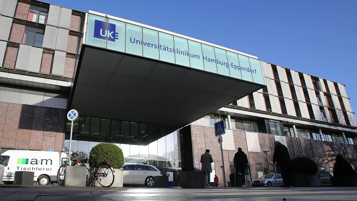 ARCHIV - 28.02.2020, Hamburg: Blick auf den Eingangsbereich des Universitätsklinikums Hamburg-Eppendorf (UKE). Das UKE behandelt zwei an dem neuartigen Coronavirus erkrankte Patientinnen aus Frankreich. Sie werden intensivmedizinisch versorgt, sagte ein Sprecher der Hamburger Gesundheitsbehörde am Sonntag. Die Frauen seien am Samstagabend mit dem Flugzeug nach Hamburg gebracht worden. Dem Medienbericht zufolge kamen sie aus dem Norden Frankreichs. Foto: Bodo Marks/dpa +++ dpa-Bildfunk +++