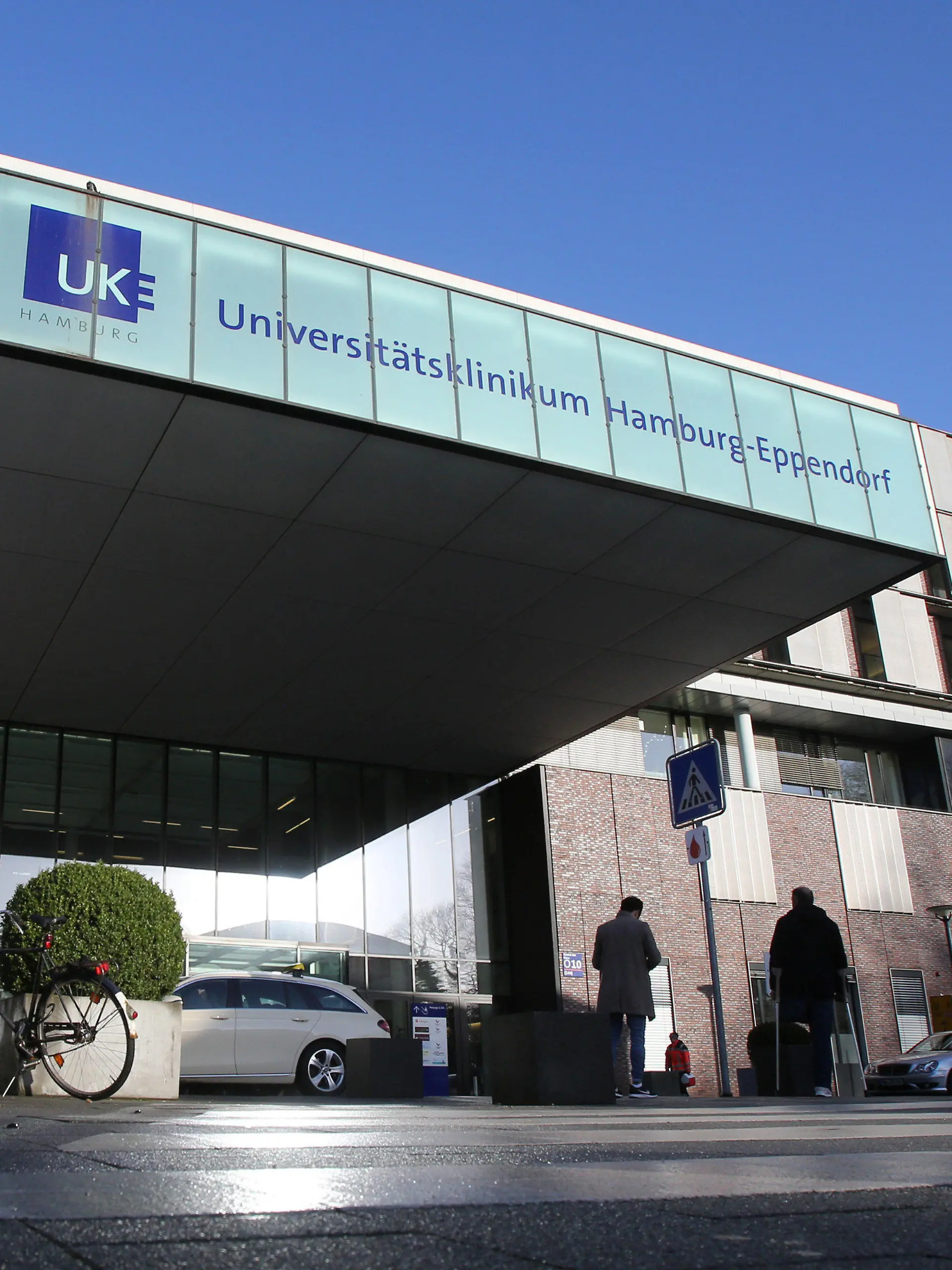 ARCHIV - 28.02.2020, Hamburg: Blick auf den Eingangsbereich des Universitätsklinikums Hamburg-Eppendorf (UKE). Das UKE behandelt zwei an dem neuartigen Coronavirus erkrankte Patientinnen aus Frankreich. Sie werden intensivmedizinisch versorgt, sagte ein Sprecher der Hamburger Gesundheitsbehörde am Sonntag. Die Frauen seien am Samstagabend mit dem Flugzeug nach Hamburg gebracht worden. Dem Medienbericht zufolge kamen sie aus dem Norden Frankreichs. Foto: Bodo Marks/dpa +++ dpa-Bildfunk +++