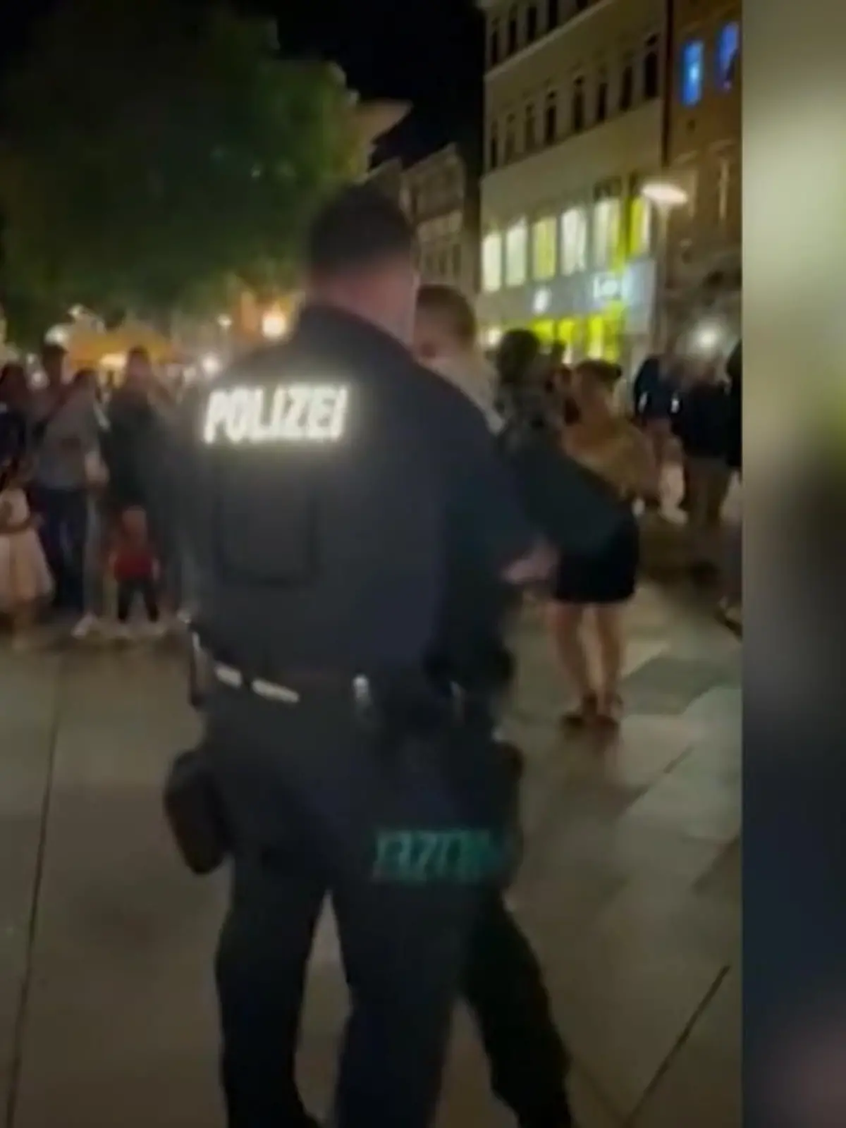 Bild zu: "Polizist tanzt spontan Bachata"