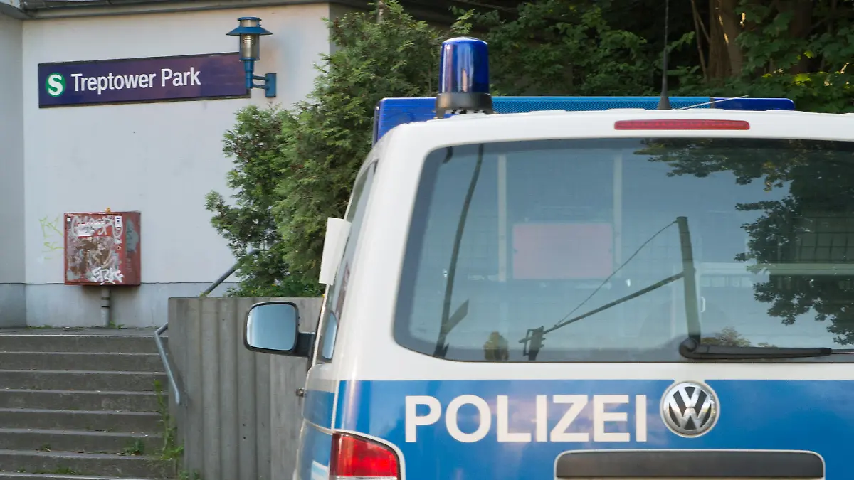 Junge Frau von vier Männern brutal verprügelt.