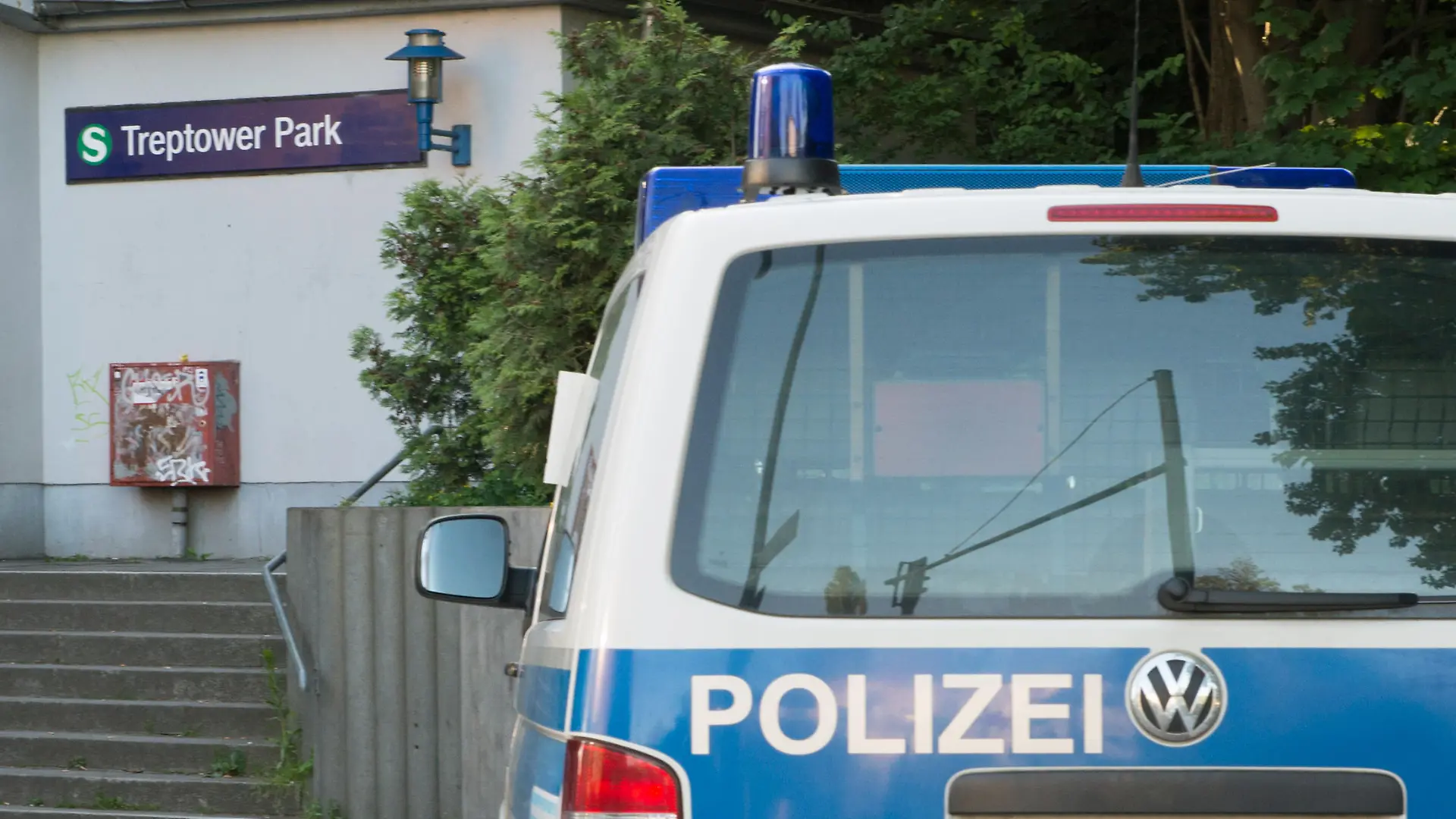 Junge Frau von vier Männern brutal verprügelt.