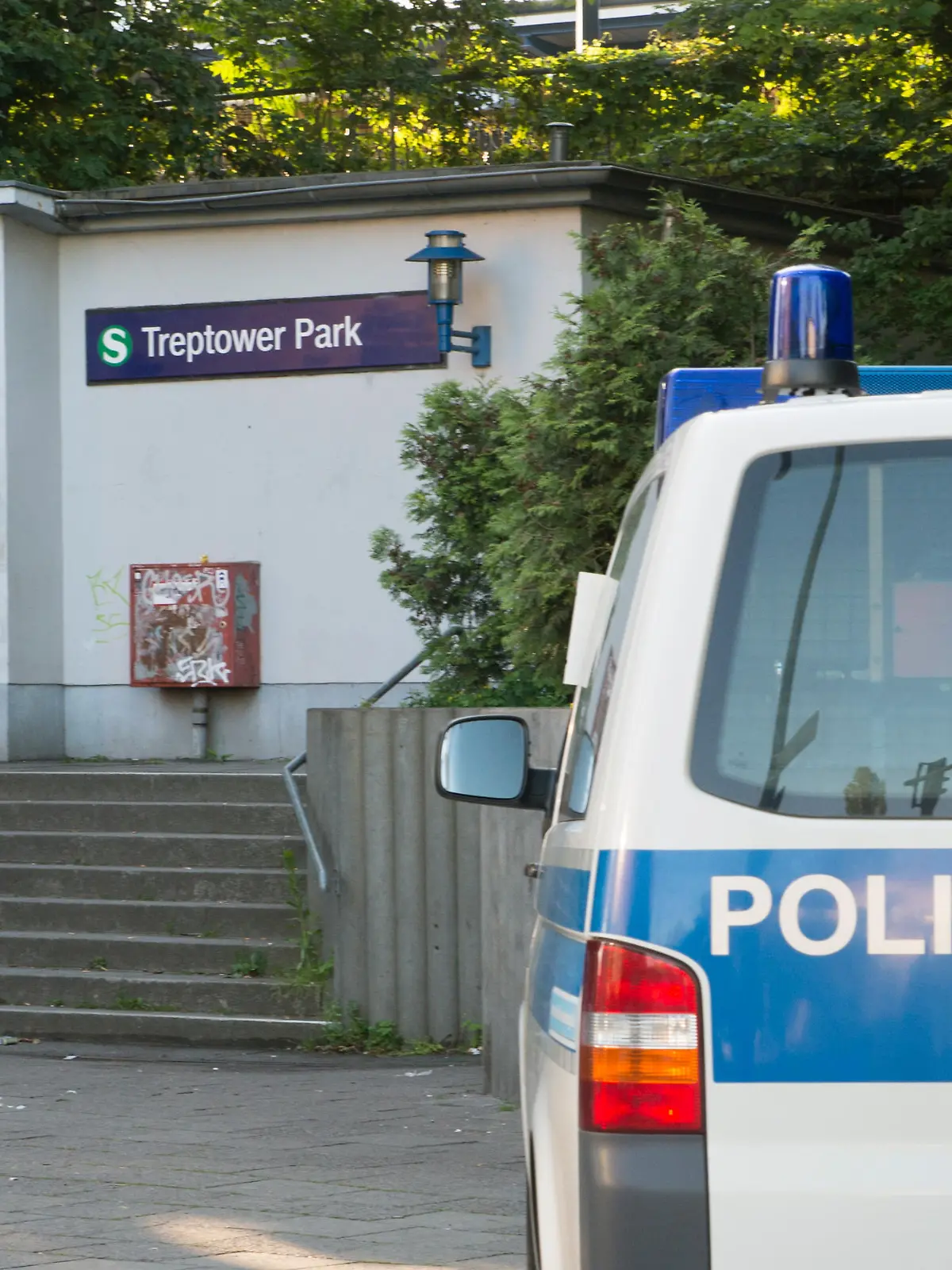 Junge Frau von vier Männern brutal verprügelt.