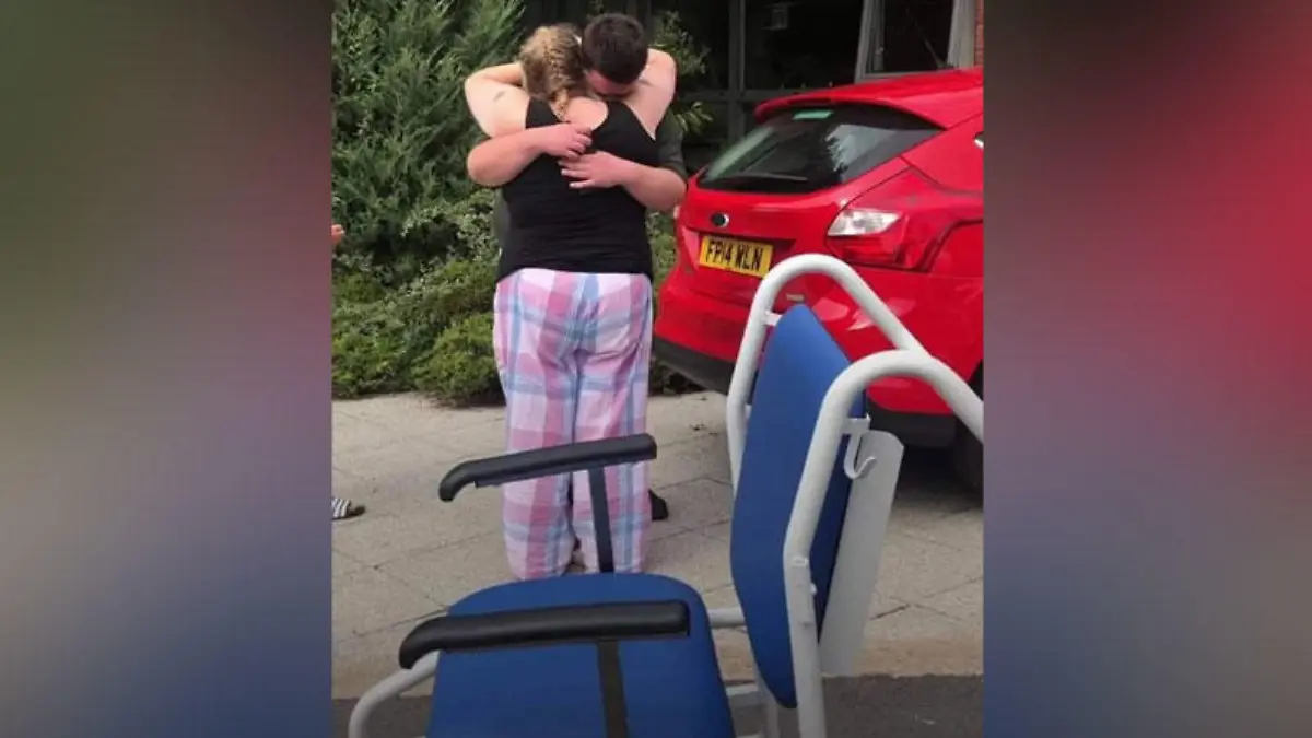 Endlich haben sie sich wieder: Mark machte seiner Frau Christine nach ihrer schweren Covid-Erkrankung einen Heiratsantrag.