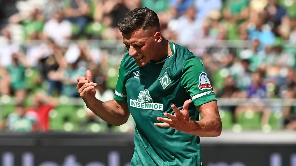 GER, 2. FBL, SV Werder Bremen vs SC Paderborn 07 / 15.08.2021, wohninvest Weserstadion, Bremen, GER, 2. FBL, SV Werder Bremen vs SC Paderborn 07 im Bild / picture shows Nicolai Rapp Werder Bremen 23 ist unzufrieden *** GER, 2 FBL, SV Werder Bremen vs SC Paderborn 07 15 08 2021, wohninvest Weserstadion, Bremen, GER, 2 FBL, SV Werder Bremen vs SC Paderborn 07 in picture shows Nicolai Rapp Werder Bremen 23 is unhappy nordphotoxGmbHx/xKokenge nph00001
