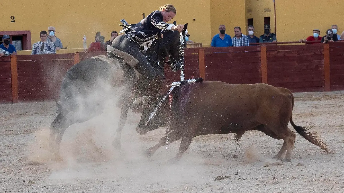 German mounted bullfighter Clara Sofie Kreutter performs during a bullfight celebrated in Ledena, central Spain, 16 August 2021. German mounted bullfighter Clara Sofie Kreutter performs in Ledena Spain ACHTUNG: NUR REDAKTIONELLE NUTZUNG PUBLICATIONxINxGERxSUIxAUTxONLY Copyright: xJosxdelxOlmox FM2003 20210816-a1590d243ab613d72fac410f8f3d3a6223de5194 