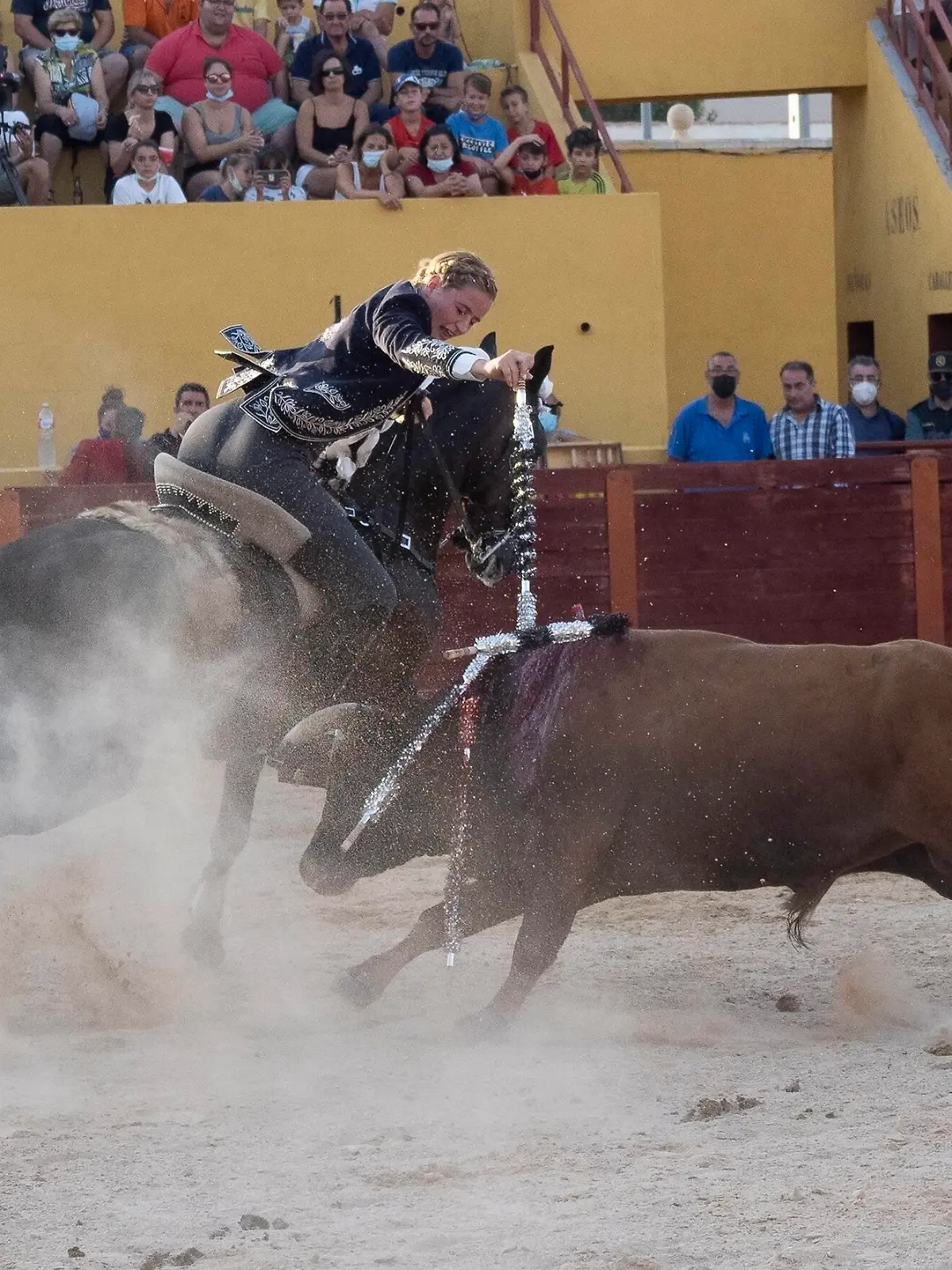 German mounted bullfighter Clara Sofie Kreutter performs during a bullfight celebrated in Ledena, central Spain, 16 August 2021. German mounted bullfighter Clara Sofie Kreutter performs in Ledena Spain ACHTUNG: NUR REDAKTIONELLE NUTZUNG PUBLICATIONxINxGERxSUIxAUTxONLY Copyright: xJosxdelxOlmox FM2003 20210816-a1590d243ab613d72fac410f8f3d3a6223de5194 