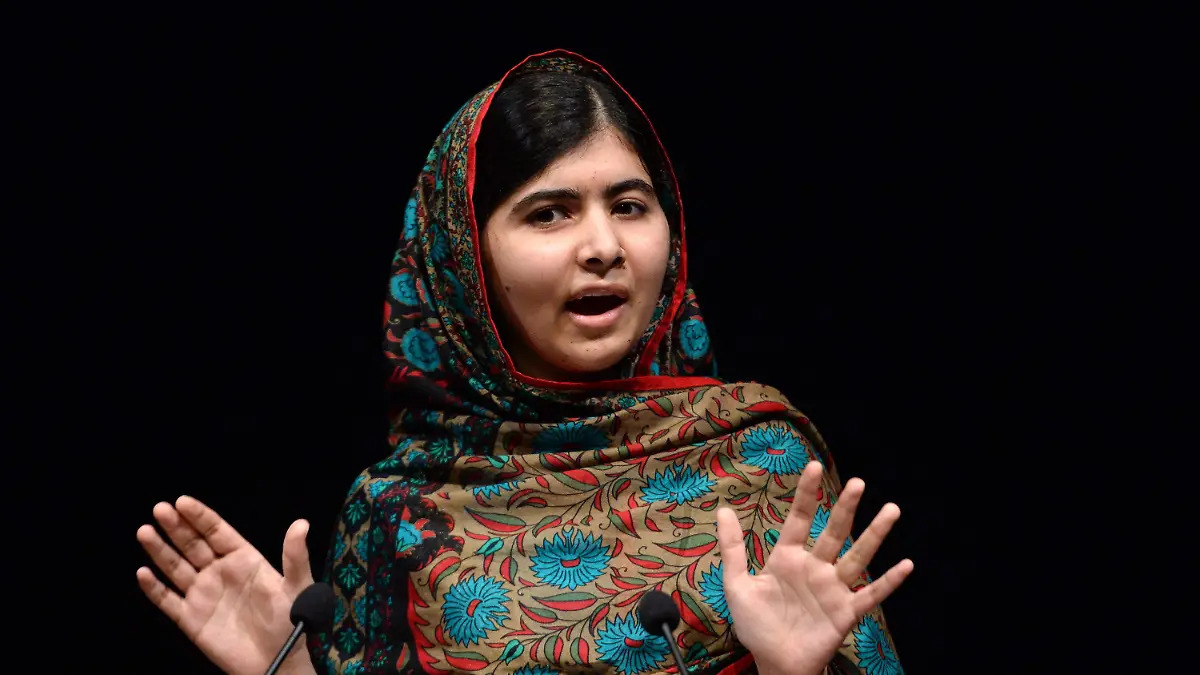 epaselect epa04440366 Malala Yousafzai of Pakistan delivers a statement after winning the Nobel Peace Prize in the Library of Birmingham in Birmingham in Britain, 10 October 2014. Teen education advocate Malala Yousafzai of Pakistan and children's rights activist Kailash Satyarthi of India won the 2014 Nobel Peace Prize, the Norwegian Academy announced 10 October 2014. Malala and Satyarthi share the prize 'for their struggle against the suppression of children and young people and for the right of all children to education,' the Norwegian Nobel Committee says. The committee underlines the importance of a Hindu and a Muslim, an Indian and a Pakistani, joining a common struggle for education and against extremism. EPA/FACUNDO ARRIZABALAGA +++(c) dpa - Bildfunk+++