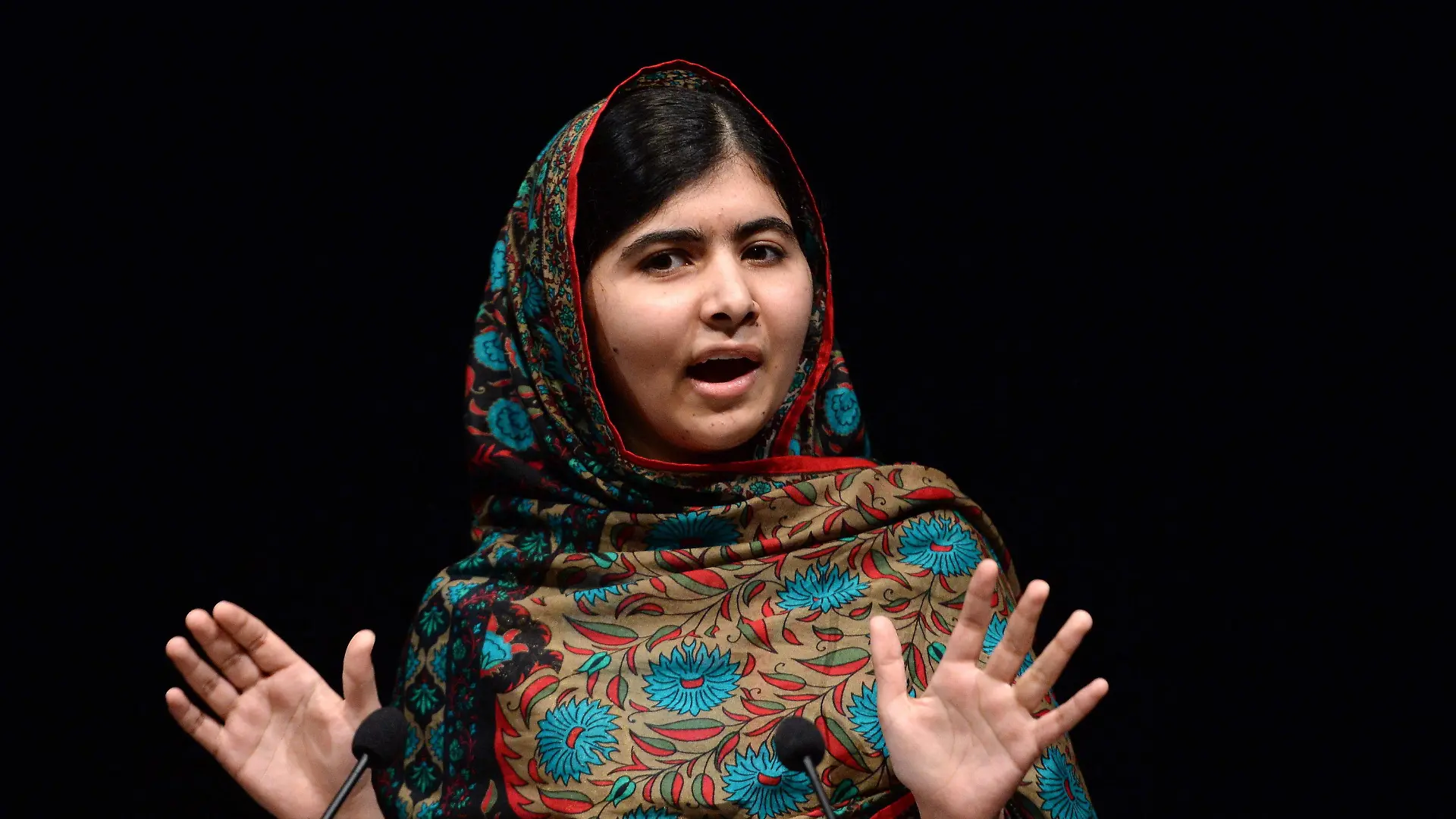 epaselect epa04440366 Malala Yousafzai of Pakistan delivers a statement after winning the Nobel Peace Prize in the Library of Birmingham in Birmingham in Britain, 10 October 2014. Teen education advocate Malala Yousafzai of Pakistan and children's rights activist Kailash Satyarthi of India won the 2014 Nobel Peace Prize, the Norwegian Academy announced 10 October 2014. Malala and Satyarthi share the prize 'for their struggle against the suppression of children and young people and for the right of all children to education,' the Norwegian Nobel Committee says. The committee underlines the importance of a Hindu and a Muslim, an Indian and a Pakistani, joining a common struggle for education and against extremism. EPA/FACUNDO ARRIZABALAGA +++(c) dpa - Bildfunk+++