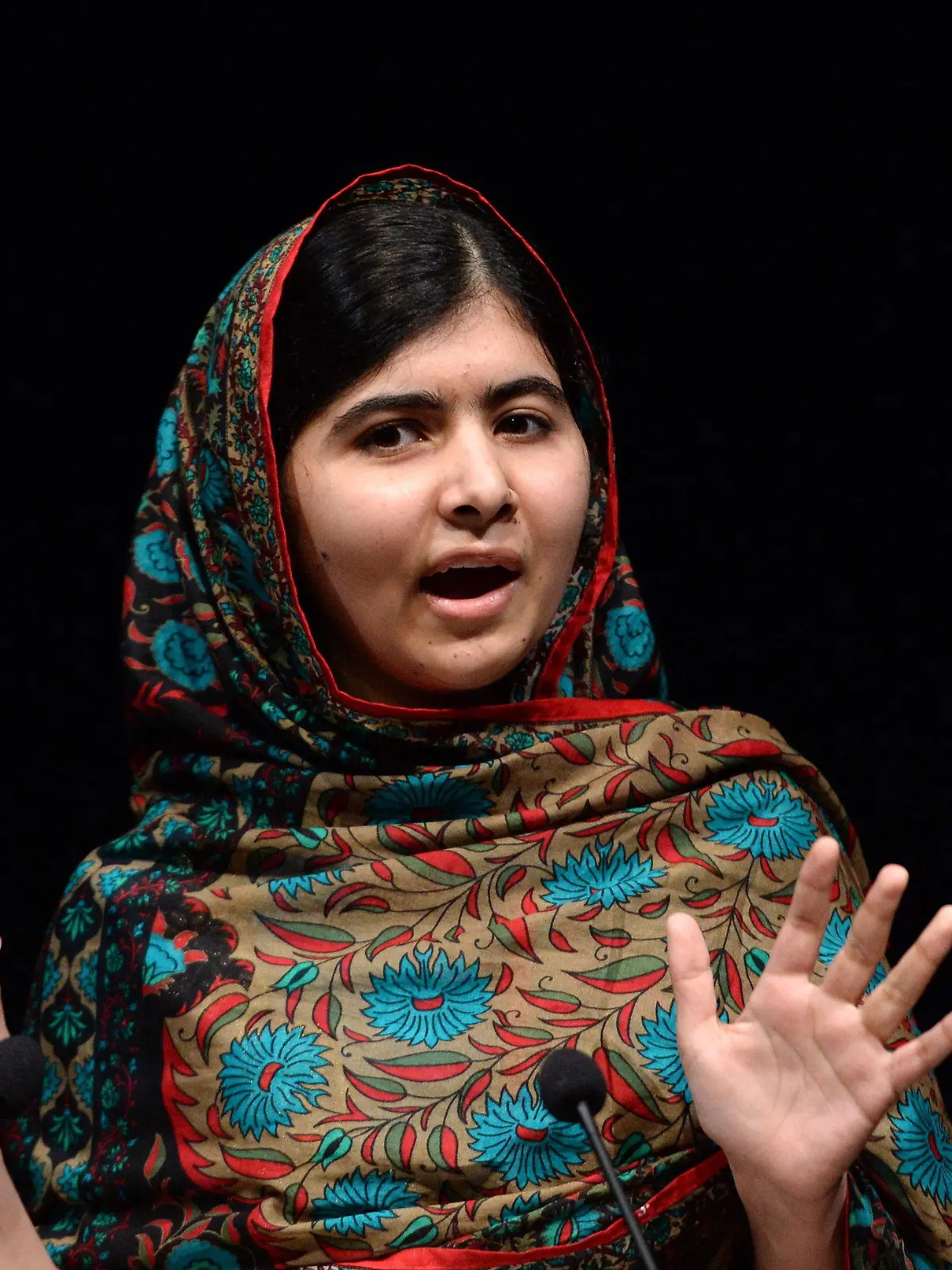 epaselect epa04440366 Malala Yousafzai of Pakistan delivers a statement after winning the Nobel Peace Prize in the Library of Birmingham in Birmingham in Britain, 10 October 2014. Teen education advocate Malala Yousafzai of Pakistan and children's rights activist Kailash Satyarthi of India won the 2014 Nobel Peace Prize, the Norwegian Academy announced 10 October 2014. Malala and Satyarthi share the prize 'for their struggle against the suppression of children and young people and for the right of all children to education,' the Norwegian Nobel Committee says. The committee underlines the importance of a Hindu and a Muslim, an Indian and a Pakistani, joining a common struggle for education and against extremism. EPA/FACUNDO ARRIZABALAGA +++(c) dpa - Bildfunk+++