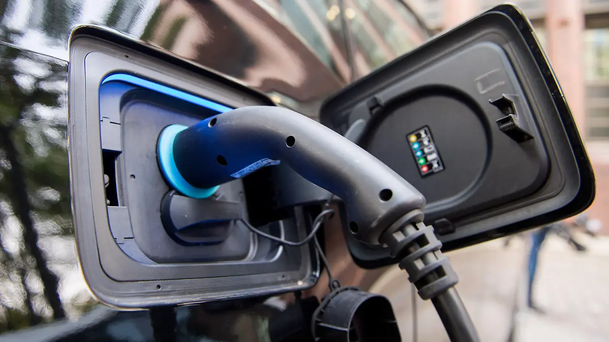 ARCHIV - 18.10.2017, Hamburg: Ein Stecker steckt an einer Ladestation für Elektrofahrzeuge in einem Auto. Elektromobilität, Zukunft von Jobs, autonomes Fahren: Bei einem «Autogipfel» wollen Politik und die Branche über zentrale Fragen beim Umbruch der deutschen Schlüsselindustrie beraten. Foto: Daniel Bockwoldt/dpa +++ dpa-Bildfunk +++