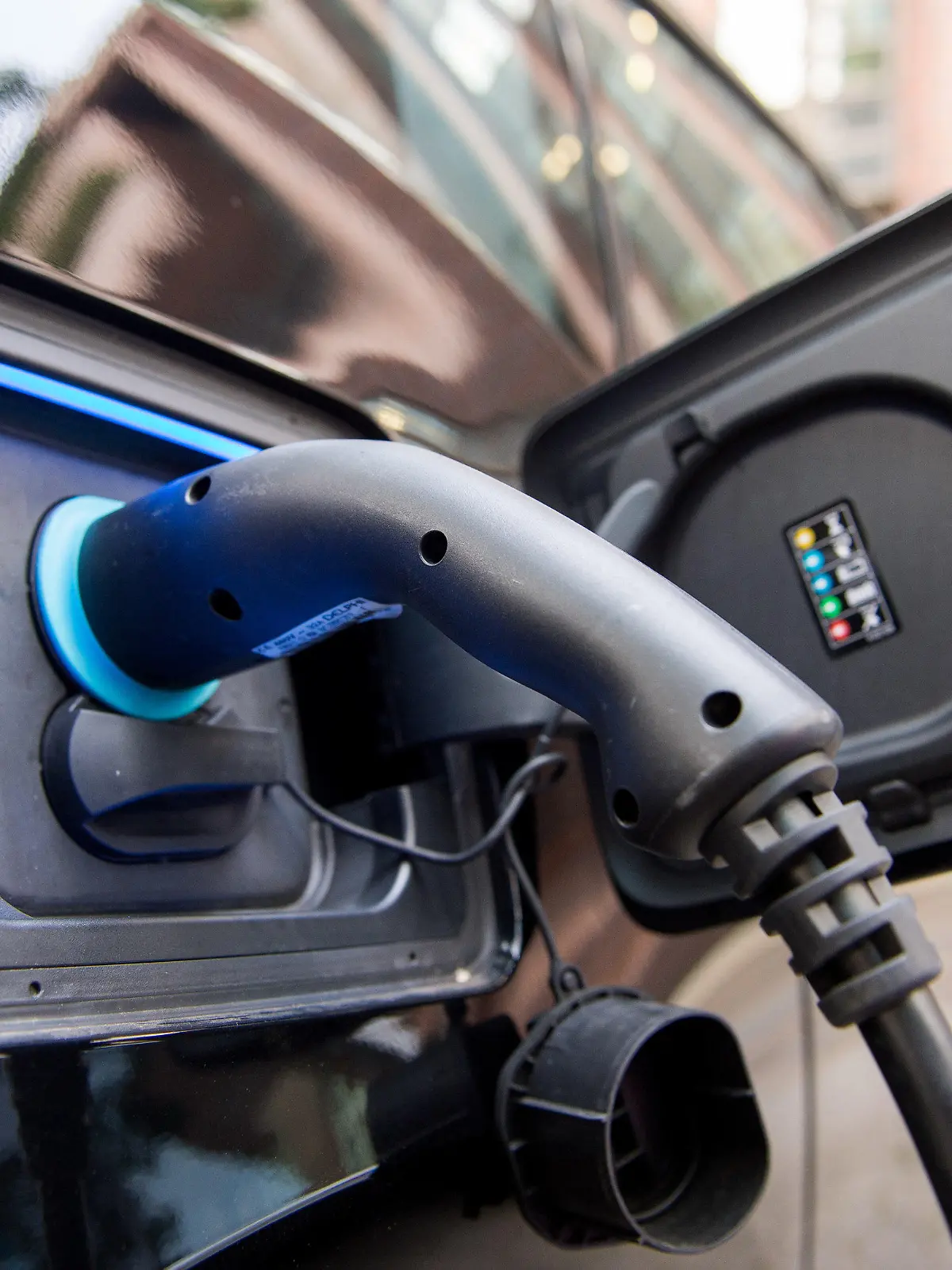 ARCHIV - 18.10.2017, Hamburg: Ein Stecker steckt an einer Ladestation für Elektrofahrzeuge in einem Auto. Elektromobilität, Zukunft von Jobs, autonomes Fahren: Bei einem «Autogipfel» wollen Politik und die Branche über zentrale Fragen beim Umbruch der deutschen Schlüsselindustrie beraten. Foto: Daniel Bockwoldt/dpa +++ dpa-Bildfunk +++