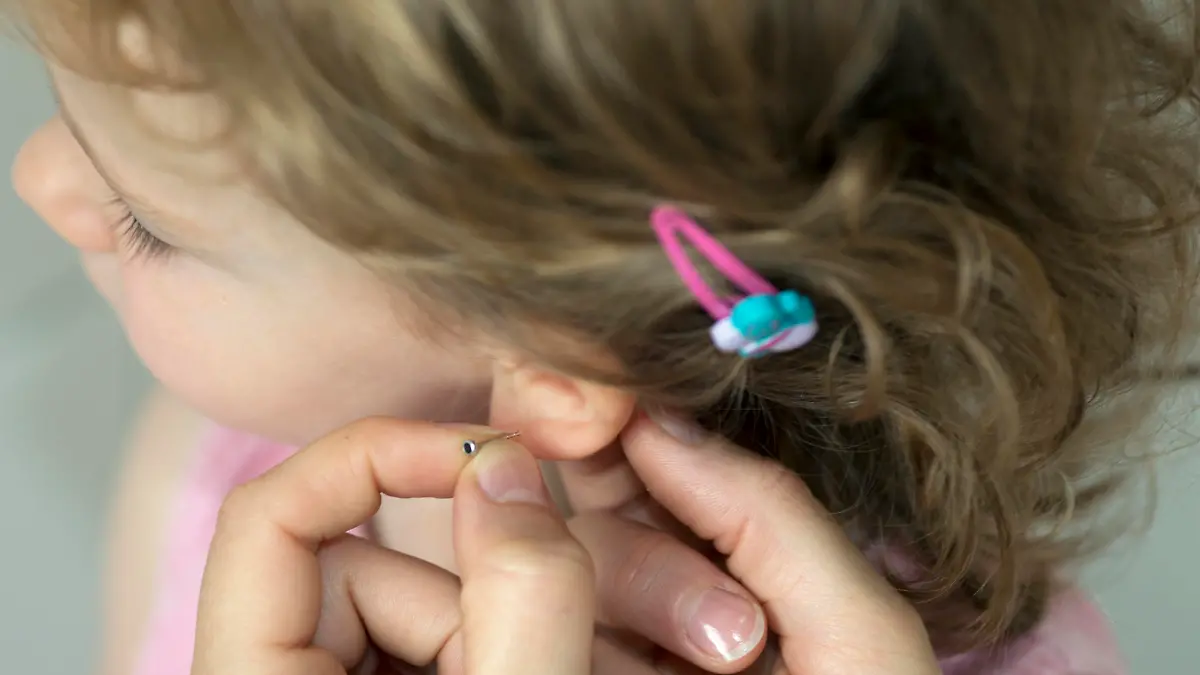 ILLUSTRATION - Eine Mutter hält am Donnerstag (30.08.2012) in Berlin einen Ohrstecker an das Ohrläppchen ihrer zweijährigen Tochter. Nach dem Verbot der religiösen Beschneidung kommt nun die Frage vor Gericht, ob das Stechen von Ohrlöchern bei kleinen Kindern eine ähnliche Körperverletzung darstellt. Am Freitag (31.08.2012) verhandelt ein Berliner Amtsgericht in einem Zivilprozess über einen derartigen Fall. Foto: Florian Schuh dpa/lbn (zu dpa 0295 vom 30.08.2012) ++