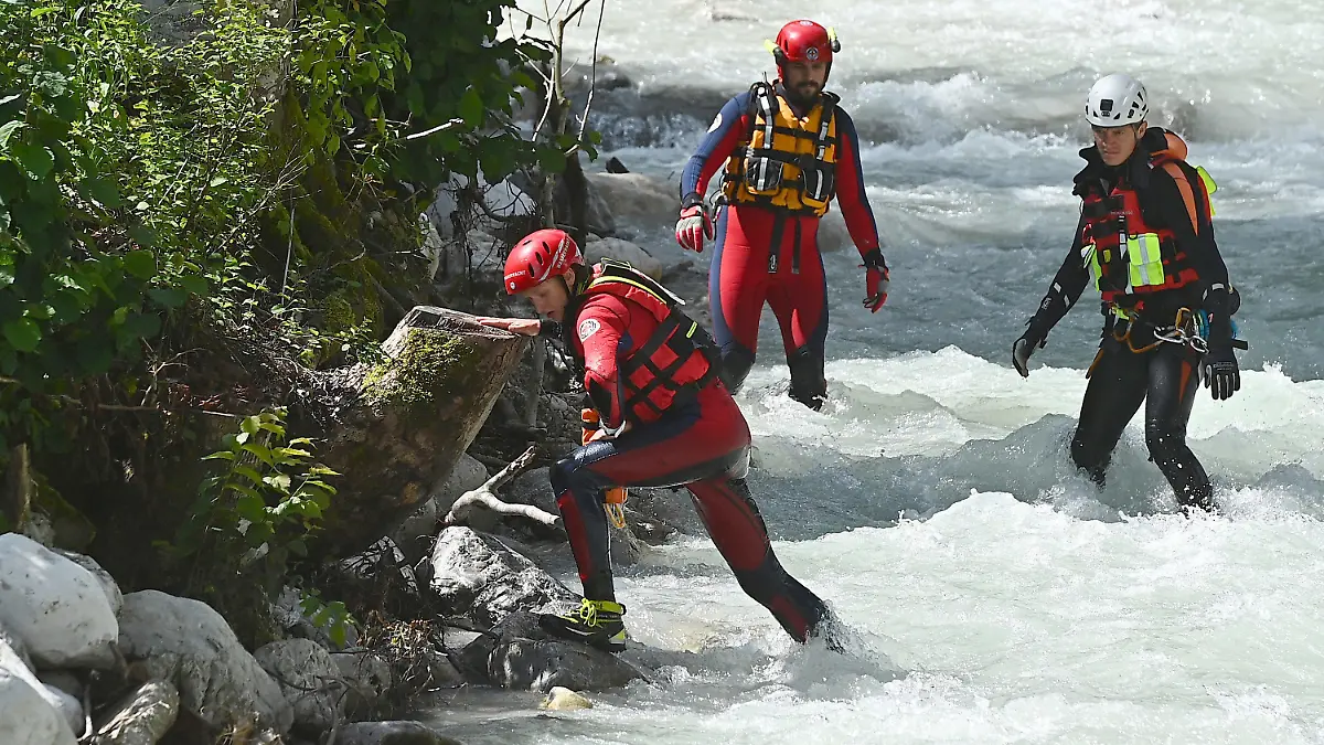 17.08.2021, Bayern, Grainau: Einsatzkräfte der Wasserwacht suchen nahe der Höllentalklamm den Hammersbach und den Uferbereich ab. Am Vortag war nach starken Regenfällen eine Flutwelle durch die bei Wanderern und Touristen beliebten Schlucht nahe Grainau im Landkreis Garmisch-Partenkirchen gerauscht. Sie riss mehrere Menschen mit sich. Foto: Lennart Preiss/dpa +++ dpa-Bildfunk +++
