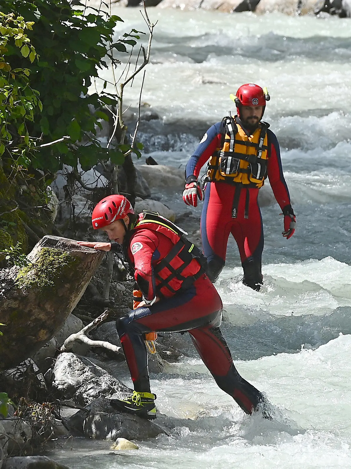 17.08.2021, Bayern, Grainau: Einsatzkräfte der Wasserwacht suchen nahe der Höllentalklamm den Hammersbach und den Uferbereich ab. Am Vortag war nach starken Regenfällen eine Flutwelle durch die bei Wanderern und Touristen beliebten Schlucht nahe Grainau im Landkreis Garmisch-Partenkirchen gerauscht. Sie riss mehrere Menschen mit sich. Foto: Lennart Preiss/dpa +++ dpa-Bildfunk +++