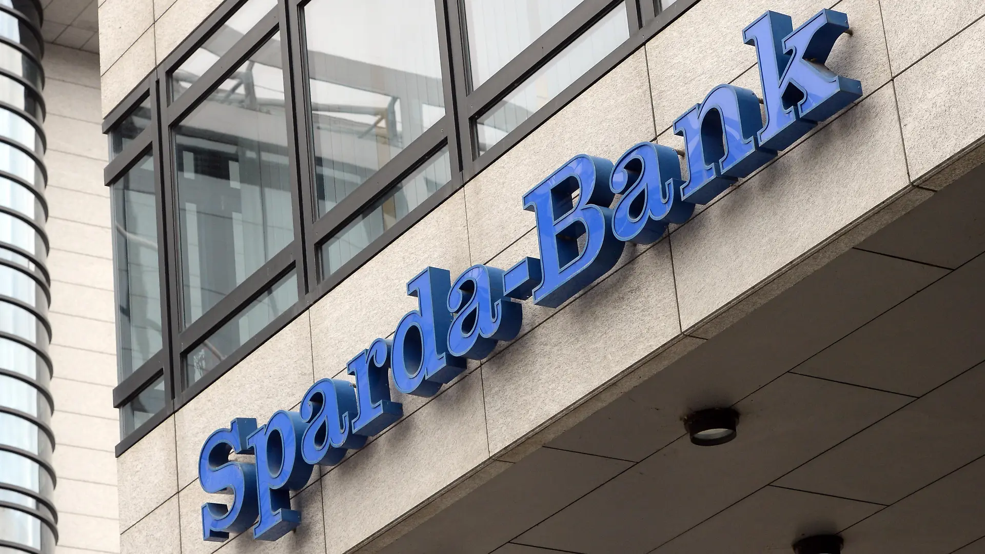 Das Logo der Sparda Bank Baden-Württemberg, aufgenommen am 29.01.2015 in Stuttgart (Baden-Württemberg) vor der Bilanz-Pressekonferenz. Foto: Bernd Weißbrod/dpa ++