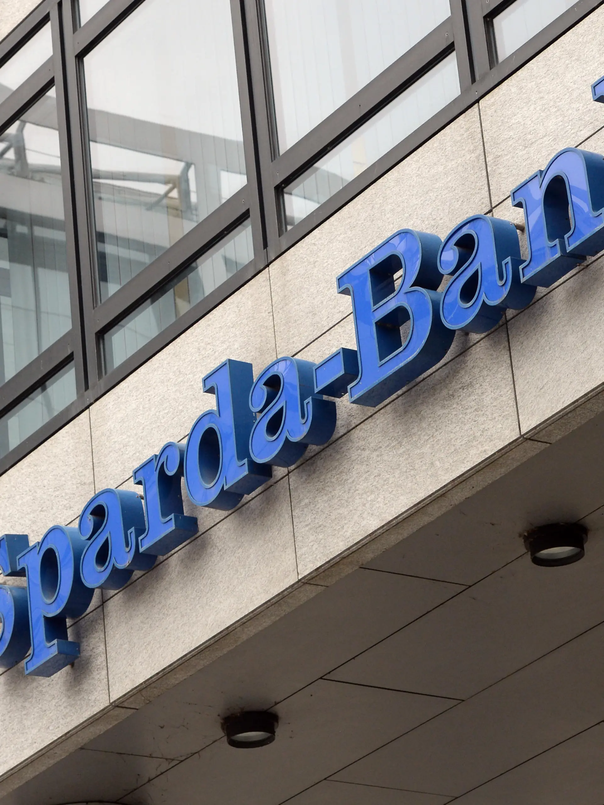 Das Logo der Sparda Bank Baden-Württemberg, aufgenommen am 29.01.2015 in Stuttgart (Baden-Württemberg) vor der Bilanz-Pressekonferenz. Foto: Bernd Weißbrod/dpa ++