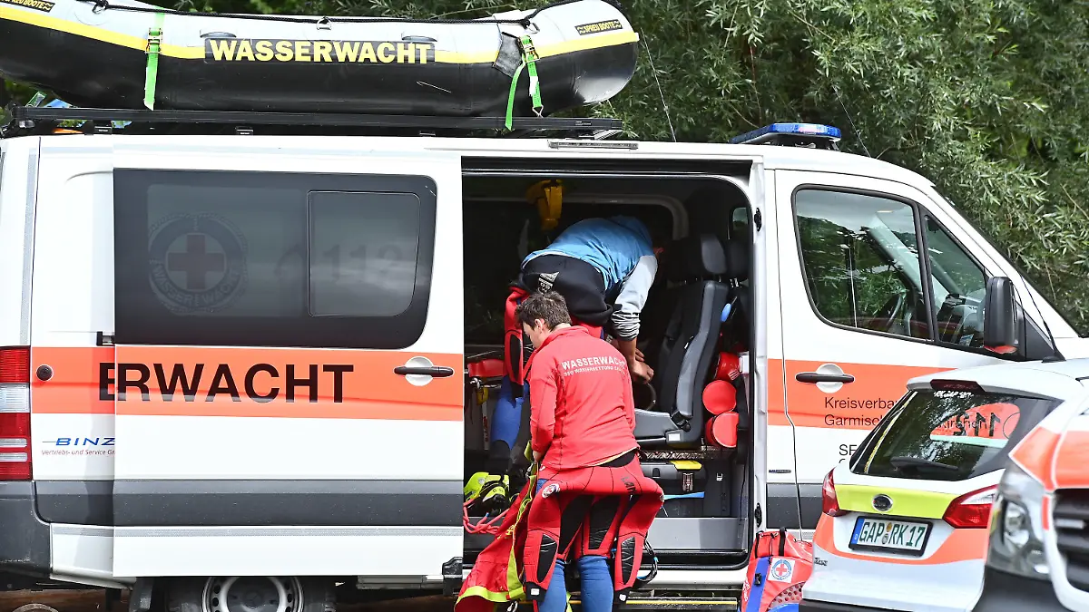 17.08.2021, Bayern, Grainau: Einsatzkräfte der Wasserwacht überprüfen nach einem Einsatz ihre Ausrüstung. Am Vortag war nach starken Regenfällen eine Flutwelle durch die bei Wanderern und Touristen beliebten Schlucht nahe Grainau im Landkreis Garmisch-Partenkirchen gerauscht. Sie riss mehrere Menschen mit sich. Foto: Lennart Preiss/dpa +++ dpa-Bildfunk +++