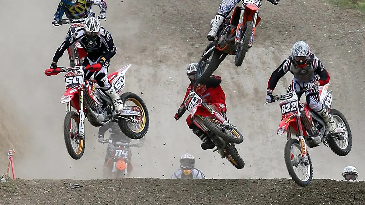 Bildnummer: 06228508  Datum: 25.07.2010  Copyright: imago/Colorsport
Motorsport - Maxxis ACU British Motocross Championship - Round 5 at Foxhill, Swindon The Maxxis ACU British Motocross MX2 Class on the opening lap PUBLICATIONxINxGERxSUIxAUTxHUNxPOLxUSAxONLY ; Motorsport Motorrad Aktion vdig xmk 2010 quer o0 Teilnehmer Starter Fahrer Sprung Jump

Image number 06228508 date 25 07 2010 Copyright imago Color Sports motor aviation Maxxis ACU British Motocross Championship Round 5 AT Foxhill Swindon The Maxxis ACU British Motocross MX2 Class ON The Opening Lap PUBLICATIONxINxGERxSUIxAUTxHUNxPOLxUSAxONLY motor aviation Motorcycle Action shot Vdig xmk 2010 horizontal o0 Participants Starter Driver Jump Jump 