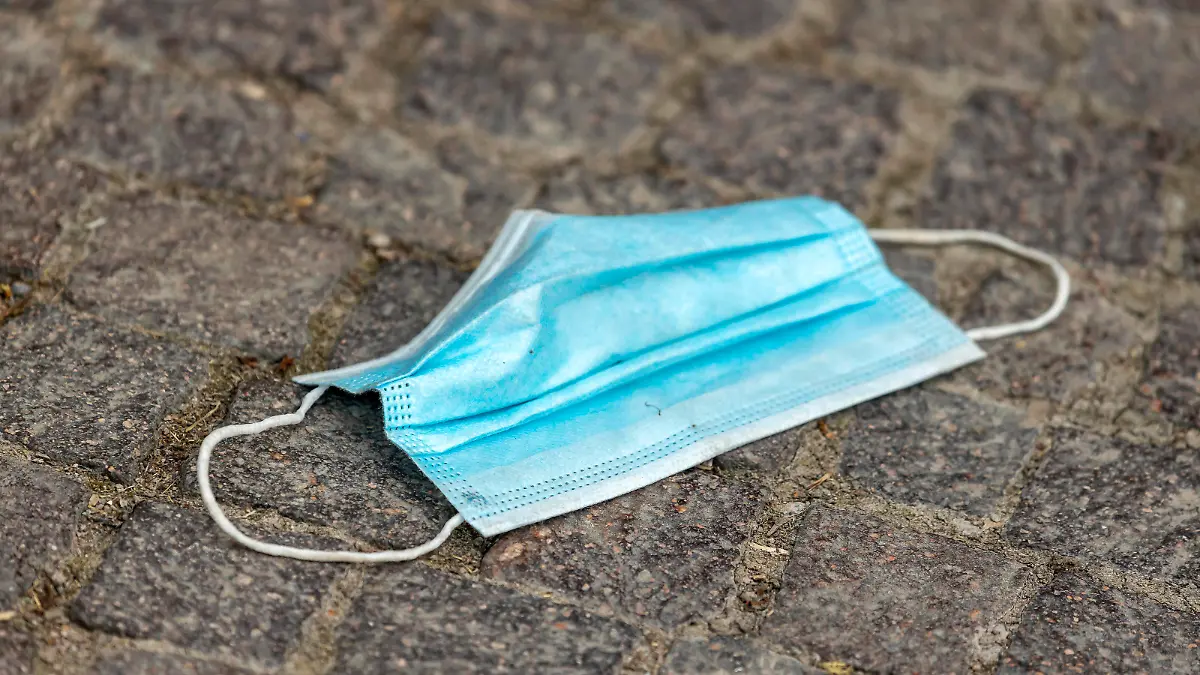 Coronamasken sorgen für Müllprobleme. Achtlos weggeworfene Gesichtsmasken prägen das Stadtbild. // 02.08.2020, Stuttgart, Baden-Württemberg, Deutschland. 