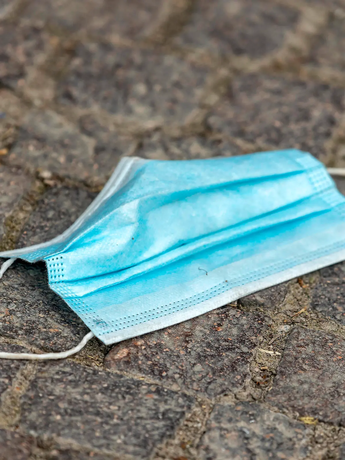 Coronamasken sorgen für Müllprobleme. Achtlos weggeworfene Gesichtsmasken prägen das Stadtbild. // 02.08.2020, Stuttgart, Baden-Württemberg, Deutschland. 