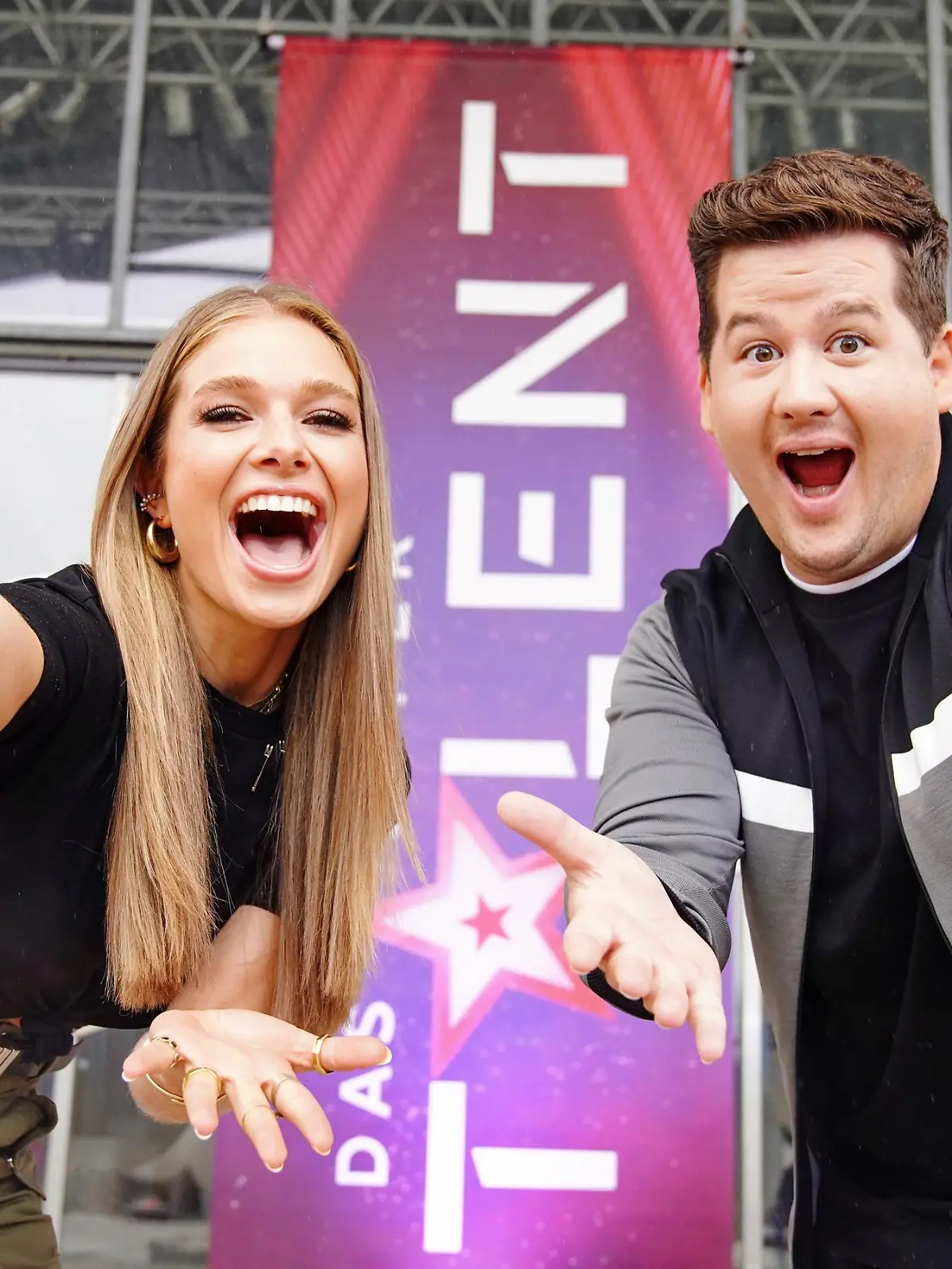 Lola Weippert und Chris Tall moderieren "Das Supertalent" 2021.

Die Verwendung des sendungsbezogenen Materials ist nur mit dem Hinweis und Verlinkung auf TVNOW gestattet.