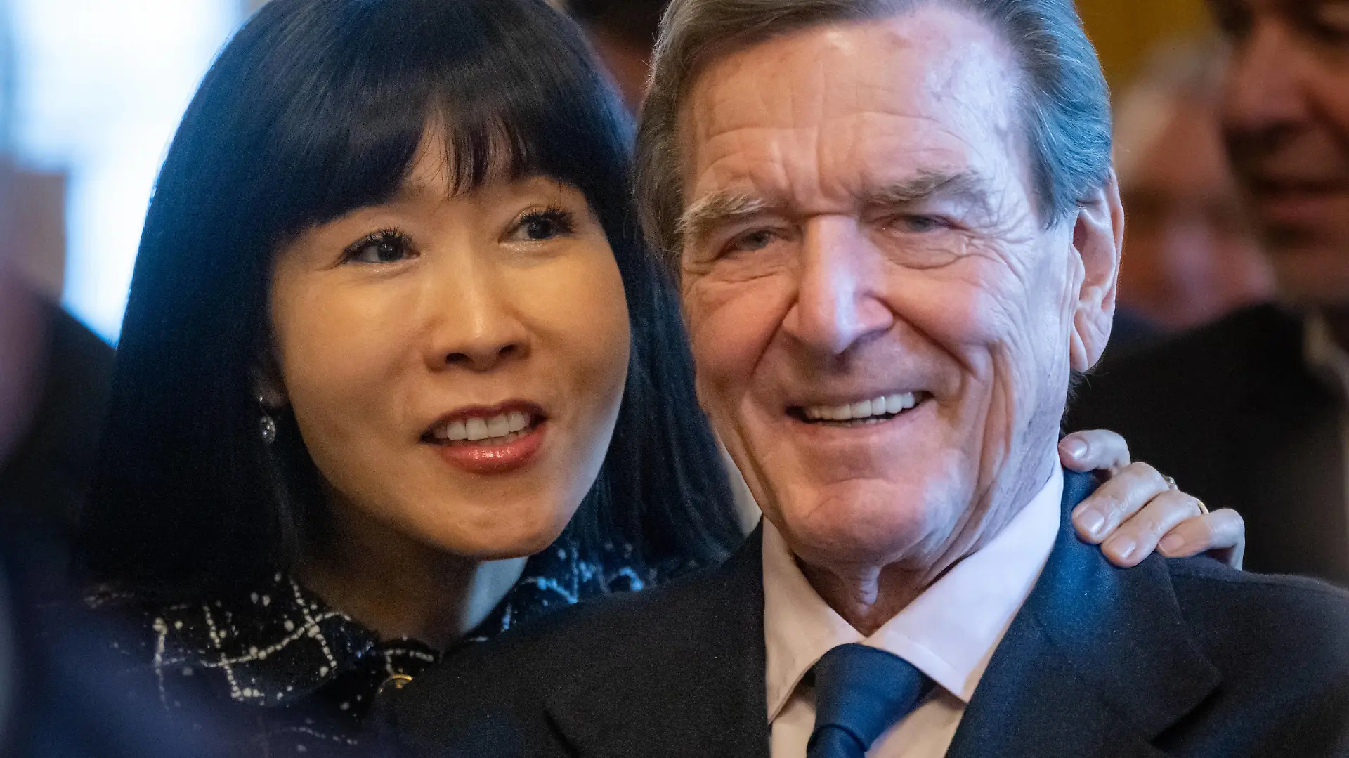 Altbundeskanzler Schröder im Meininger Theater Altbundeskanzler Gerhard Schröder SPD besucht mit seiner Ehefrau Soyeon Schröder-Kim im Staatstheater Meiningen vor der La Boheme-Inszenierung des Künstlers Markus Lüpertz das Foyergespräch mit dem Regisseur. Meiningen Thüringen DEUTSCHLAND *** Former German Chancellor Schröder in Meiningen theater Former German Chancellor Gerhard Schröder SPD visits with his wife Soyeon Schröder Kim in the State Theater Meiningen before the La Boheme production of the artist Markus Lüpertz the foyer conversation with the director Meiningen Thuringia GERMANY