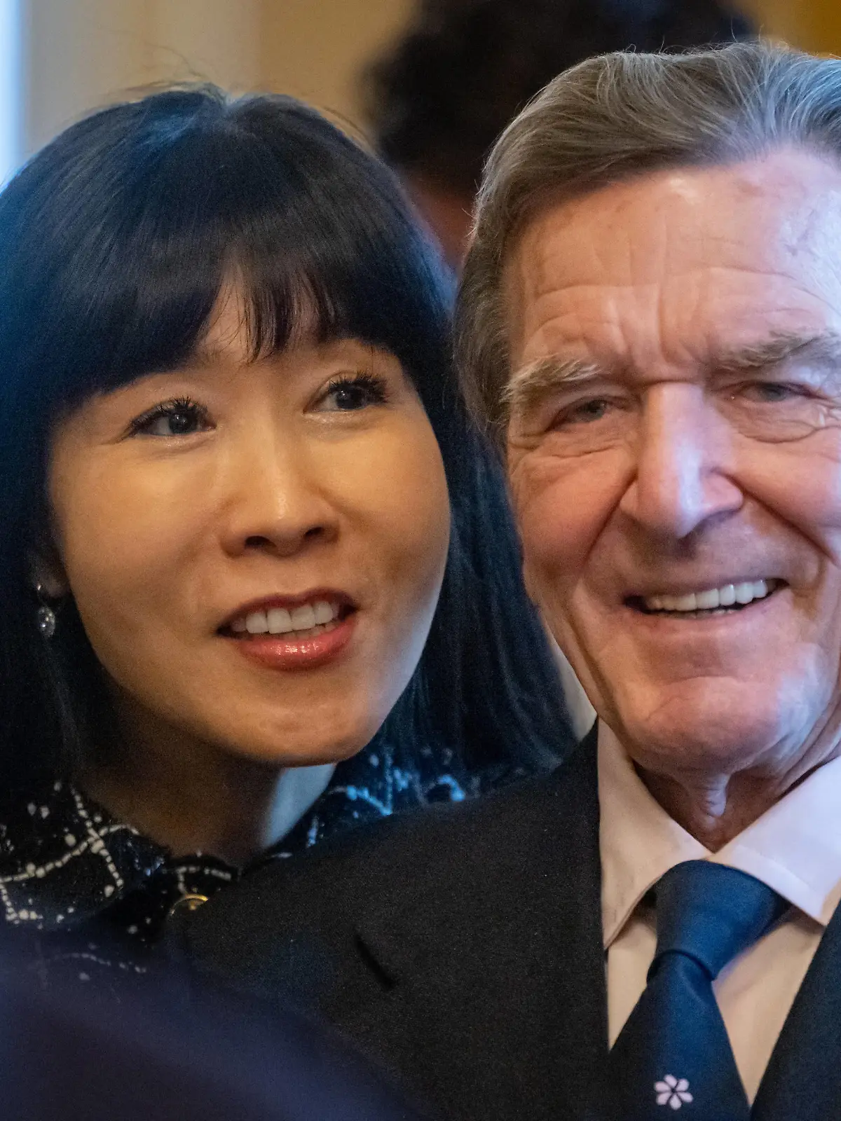 Altbundeskanzler Schröder im Meininger Theater Altbundeskanzler Gerhard Schröder SPD besucht mit seiner Ehefrau Soyeon Schröder-Kim im Staatstheater Meiningen vor der La Boheme-Inszenierung des Künstlers Markus Lüpertz das Foyergespräch mit dem Regisseur. Meiningen Thüringen DEUTSCHLAND *** Former German Chancellor Schröder in Meiningen theater Former German Chancellor Gerhard Schröder SPD visits with his wife Soyeon Schröder Kim in the State Theater Meiningen before the La Boheme production of the artist Markus Lüpertz the foyer conversation with the director Meiningen Thuringia GERMANY