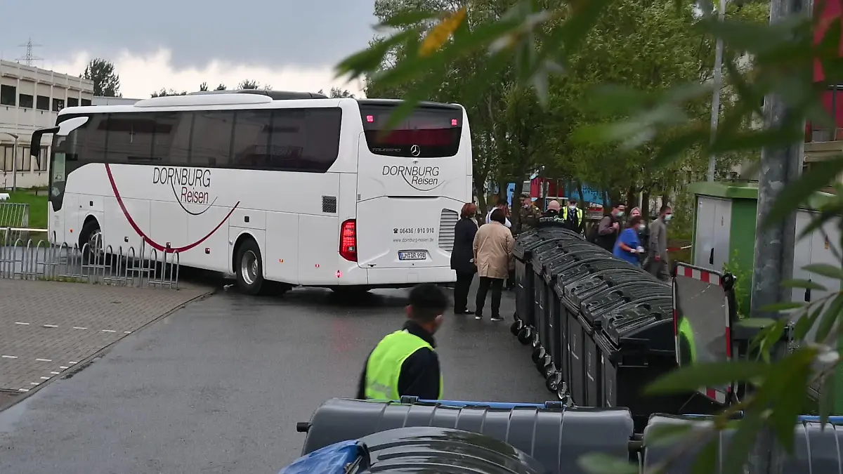 Hamburg der 18.08.2021 - Um 19 Uhr sind in der Zentralenerstaufnahme in Hamburg-Rahlstedt die erste Flüchtlinge aus Afghanistan angekommen. Die Bundeswehr bereitet die Ankunft der ersten 19 Ortskräfte der Bundeswehr vor darunter 7 Kinder. Der Bus wird Bundeswehr wurde heute gegen 19.30 Uhr in der Geflüchtetenunterkunft erwartet. Dann ging alles deutlich schneller. In Hamburg sind am Abend die ersten 19 ehemaligen Ortskräfte der Bundeswehr in Hamburg angekommen, Hamburg Hamburg Deutschland Hamburg-Rahlstedt *** Hamburg the 18 08 2021 At 19 oclock in the central first reception in Hamburg Rahlstedt the first refugees from Afghanistan arrived The Bundeswehr prepares the arrival of the first 19 local forces of the Bundeswehr including 7 chi