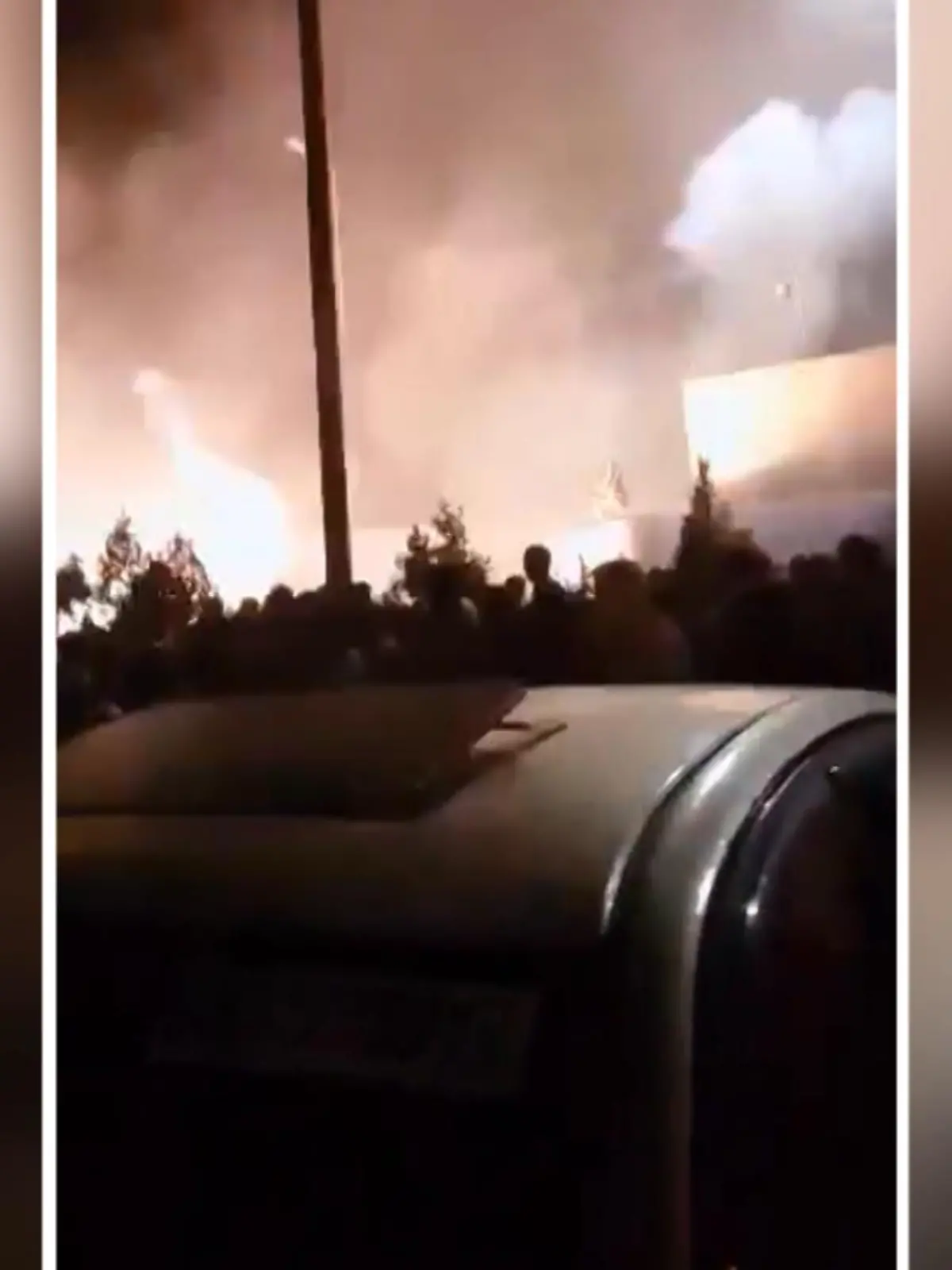 Amin M. weiß nicht mehr weiter. Mit seiner schwangeren Frau und seinen beiden kleinen Kindern sitzt er in Kabul fest. In der Nacht versuchte er am Nordeingang des Flughafens durchzukommen – doch das Nadelöhr war blockiert, das Gedränge groß. Blendgranaten, Schreie und Tumulte: Mit seinem Handy filmt er die Situation vor Ort und sendet uns die Aufnahmen. Wir zeigen sie im Video.