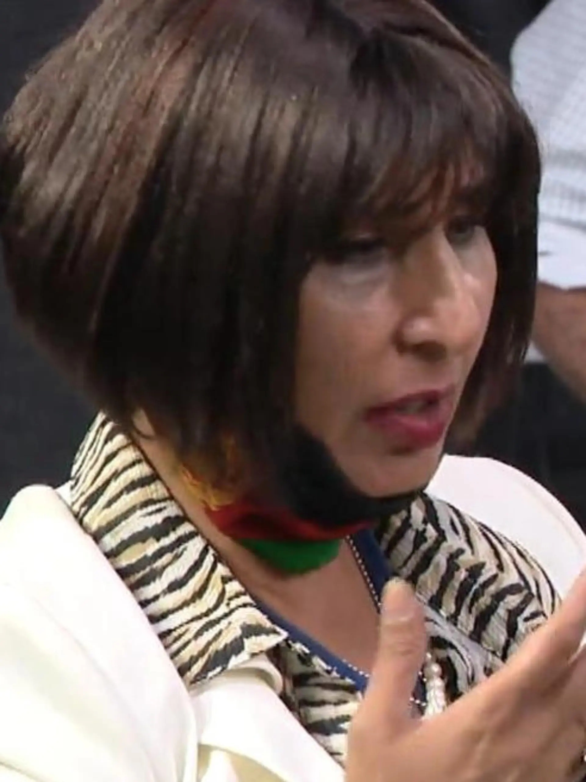Nazira Karimi ist sichtlich ergriffen vom Schicksal ihrer Landsleute, die Afghanin bricht in Tränen aus und vergisst glatt ihre Frage an den Sprecher des Pentagons. Der reagiert mitfühlend - die ganze Szene im Video.