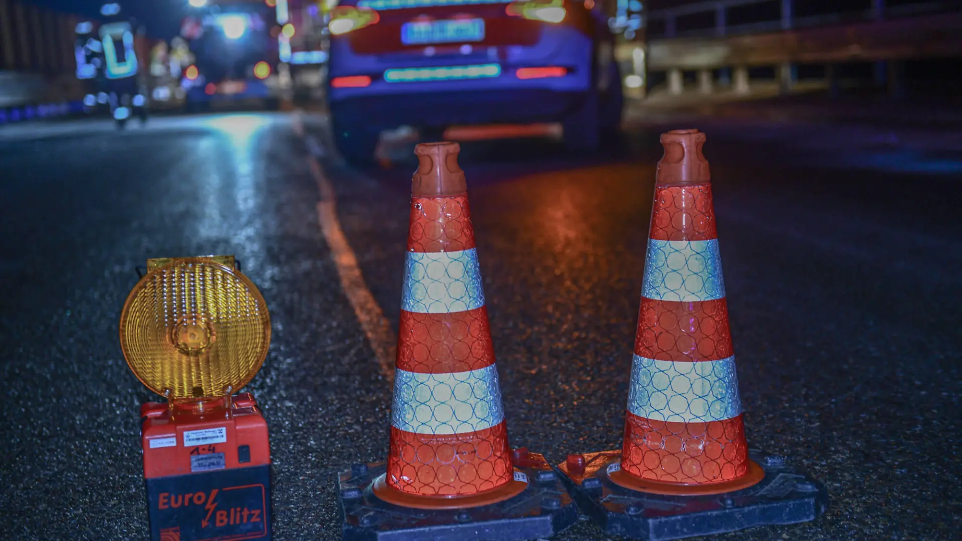 Mehrere Unfälle nach Glätte, Zwölf Unfallfahrzeuge, zahlreiche Rettungskräfte von Polizei, Feuerwehr und Rettungsdienst am Morgen des 24.11.2020 auf der Bundesstraße 298 zwischen Mutlangen und Wetzgau-Rehnenhof. Aufgrund von Glätte waren auf einer Strecke von rund 300 Metern rund zwölf Autos ineinander geprallt. Mehrere Verletzte mussten betreut werden. Die Bundesstraße musste für mehrere Stunden gesperrt bleiben. Mutlangen Baden-Württemberg Deutschland Mutlangen *** Several accidents after slippery conditions, twelve accident vehicles, numerous rescue teams from the police, fire brigade and ambulance service on the morning of 24 11 2020 on the B 298 between Mutlangen and Wetzgau Rehnenhof Due to slippery conditions, around twelve Copyright: xonw-images.de/MariusxBullingx