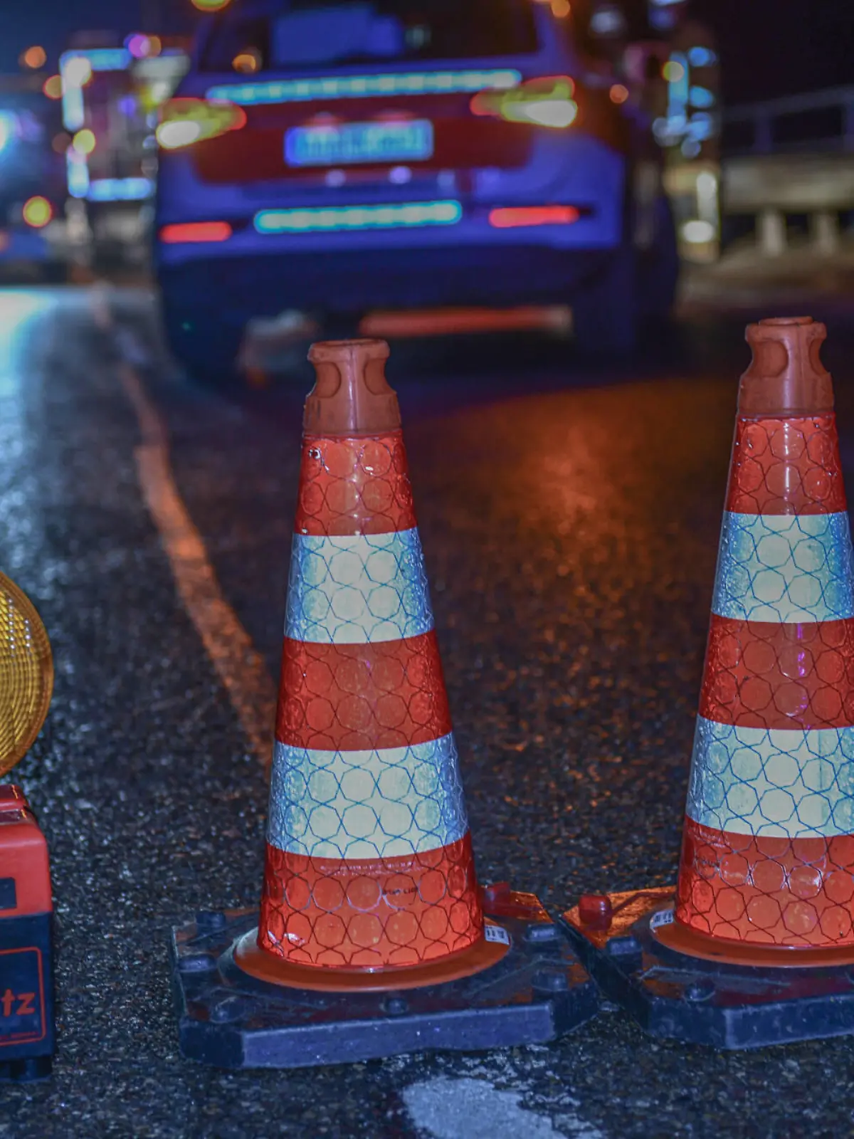  Mehrere Unfälle nach Glätte, Zwölf Unfallfahrzeuge, zahlreiche Rettungskräfte von Polizei, Feuerwehr und Rettungsdienst am Morgen des 24.11.2020 auf der Bundesstraße 298 zwischen Mutlangen und Wetzgau-Rehnenhof. Aufgrund von Glätte waren auf einer Strecke von rund 300 Metern rund zwölf Autos ineinander geprallt. Mehrere Verletzte mussten betreut werden. Die Bundesstraße musste für mehrere Stunden gesperrt bleiben. Mutlangen Baden-Württemberg Deutschland Mutlangen *** Several accidents after slippery conditions, twelve accident vehicles, numerous rescue teams from the police, fire brigade and ambulance service on the morning of 24 11 2020 on the B 298 between Mutlangen and Wetzgau Rehnenhof Due to slippery conditions, around twelve Copyright: xonw-images.de/MariusxBullingx