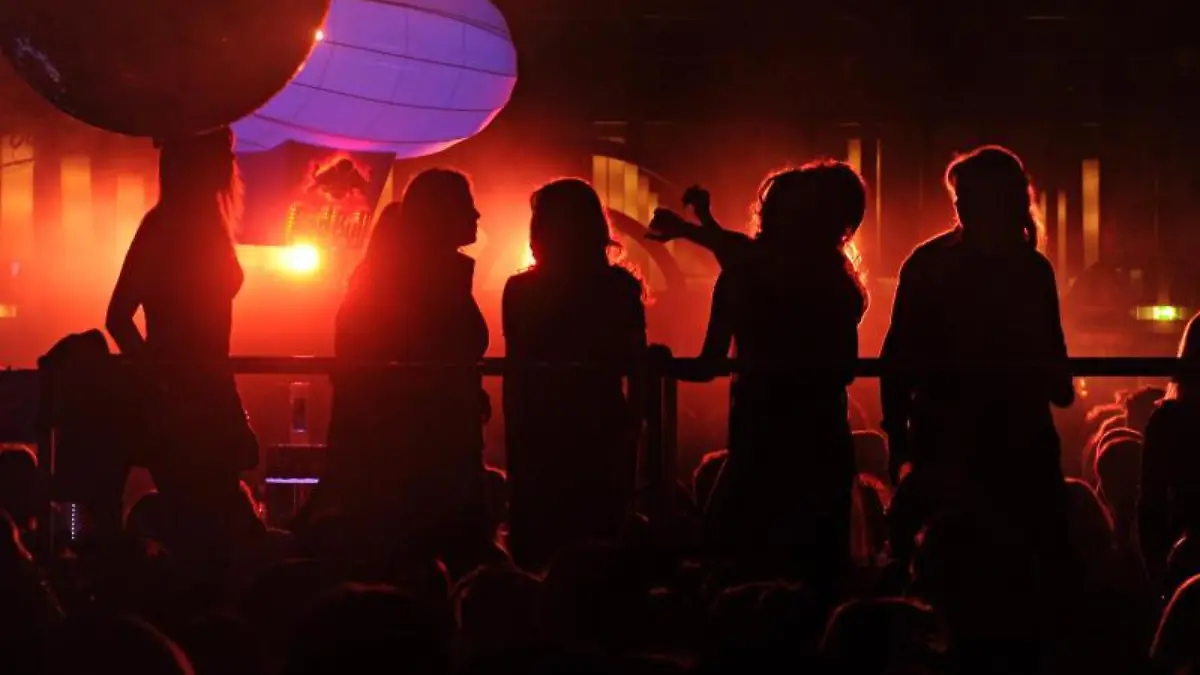 Menschen tanzen in einer Discothek
