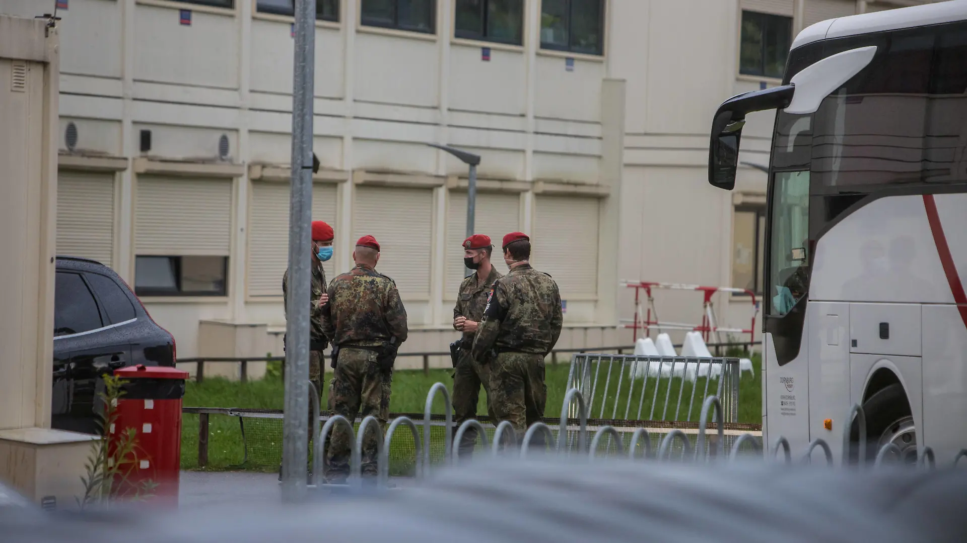 Geflüchtete aus Afghanistan: Mehr als angekündigt in Hamburg angekommen 18.08.21 - Hamburg: Hamburg/Kabul Unter dem Blick zahlreicher Kameras sind die geretteten Menschen, die am Mittwochmorgen, 18. August 2021, gegen 4:00 Uhr in Frankfurt am Main mit einem Flugzeug der Lufthansa gelandet sind, in Hamburg-Rahlstedt angekommen. In der Einrichtung, die in der Straße Zum Höltigbaum mitten im Industriegebiet von Rahlstedt liegt, sind nun insgesamt 19 Personen anstatt 17 angekommen. Unter den 19 befinden sich insgesamt 7 Kinder, die der Ungewissheit und dem Chaos in Kabul entkommen* konnten. Der Hamburger Senat hatte in der Landespressekonferenz bereits angekündigt, dass Hamburg insgesamt 250 Personen aus Afghanistan aufnimmt.Die Copyright: xSebastianxPetersx 