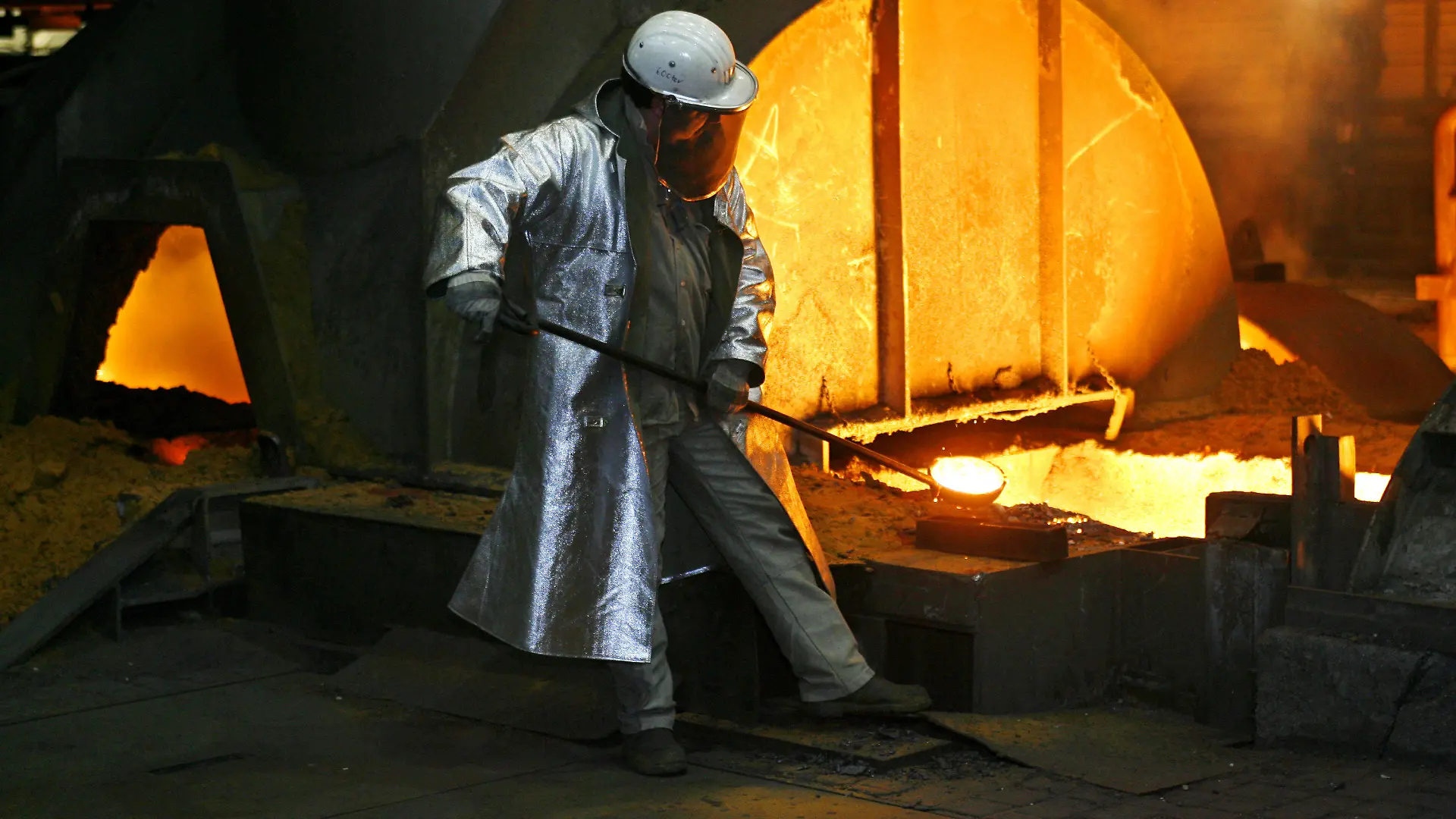 ARCHIV - Ein Stahlarbeiter von ThyssenKrupp nimmt am 02.03.2009 am Fuß des Hochofens 8 des ThyssenKrupp Stahlwerkes in Duisburg eine Probe.Die 85 000 Beschäftigten der Stahlindustrie in Nordrhein-Westfalen, Bremen und Niedersachsen erhalten ab dem 1. Oktober 3,6 Prozent mehr Lohn und Gehalt. Darauf einigten sich Arbeitgeber und Gewerkschaft am Donnerstagmorgen (30.09.2010) bei der dritten Verhandlungsrunde in Düsseldorf. Foto: Roland Weihrauch dpa/lnw  +++(c) dpa - Bildfunk+++