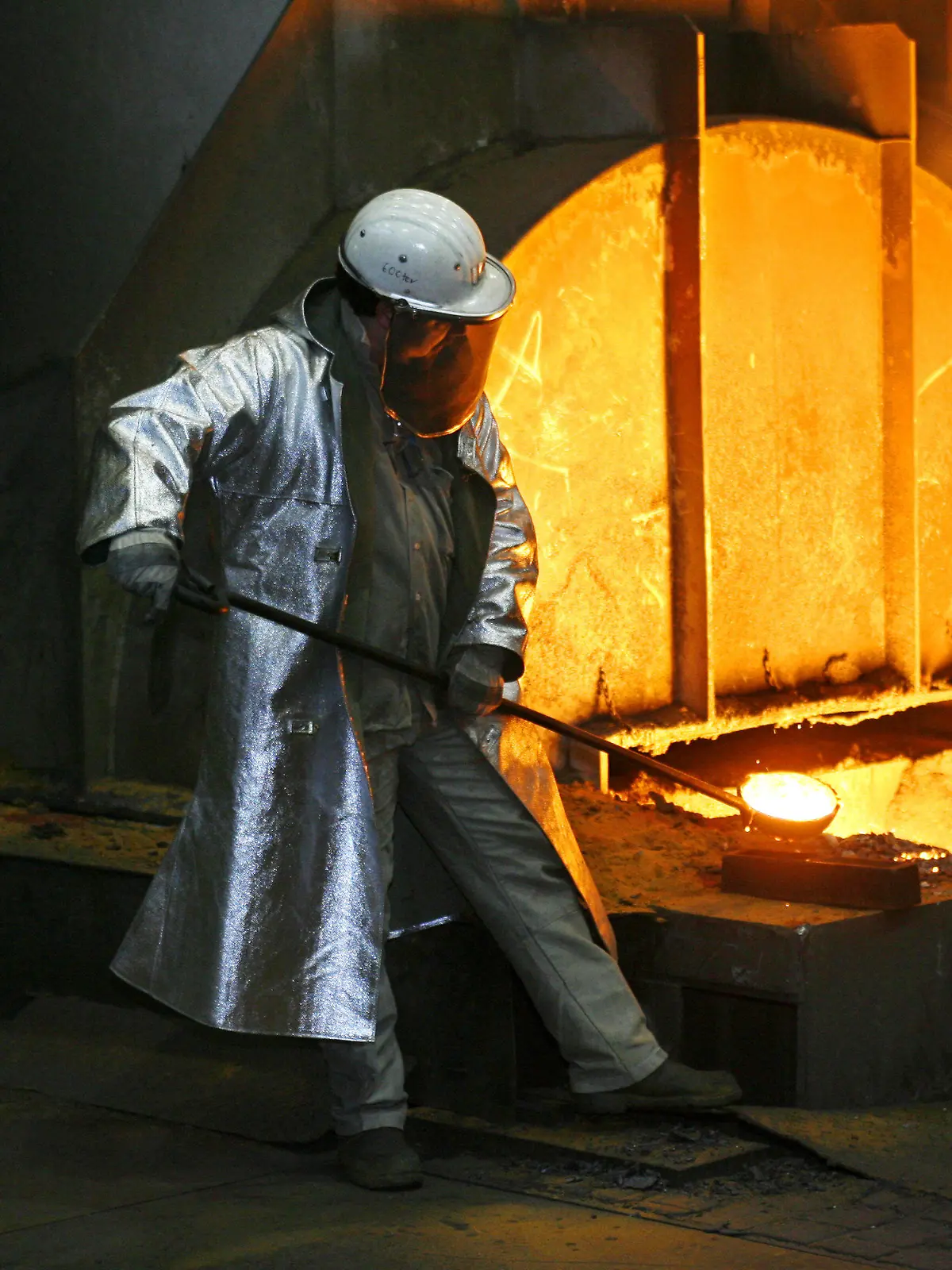 ARCHIV - Ein Stahlarbeiter von ThyssenKrupp nimmt am 02.03.2009 am Fuß des Hochofens 8 des ThyssenKrupp Stahlwerkes in Duisburg eine Probe.Die 85 000 Beschäftigten der Stahlindustrie in Nordrhein-Westfalen, Bremen und Niedersachsen erhalten ab dem 1. Oktober 3,6 Prozent mehr Lohn und Gehalt. Darauf einigten sich Arbeitgeber und Gewerkschaft am Donnerstagmorgen (30.09.2010) bei der dritten Verhandlungsrunde in Düsseldorf. Foto: Roland Weihrauch dpa/lnw  +++(c) dpa - Bildfunk+++