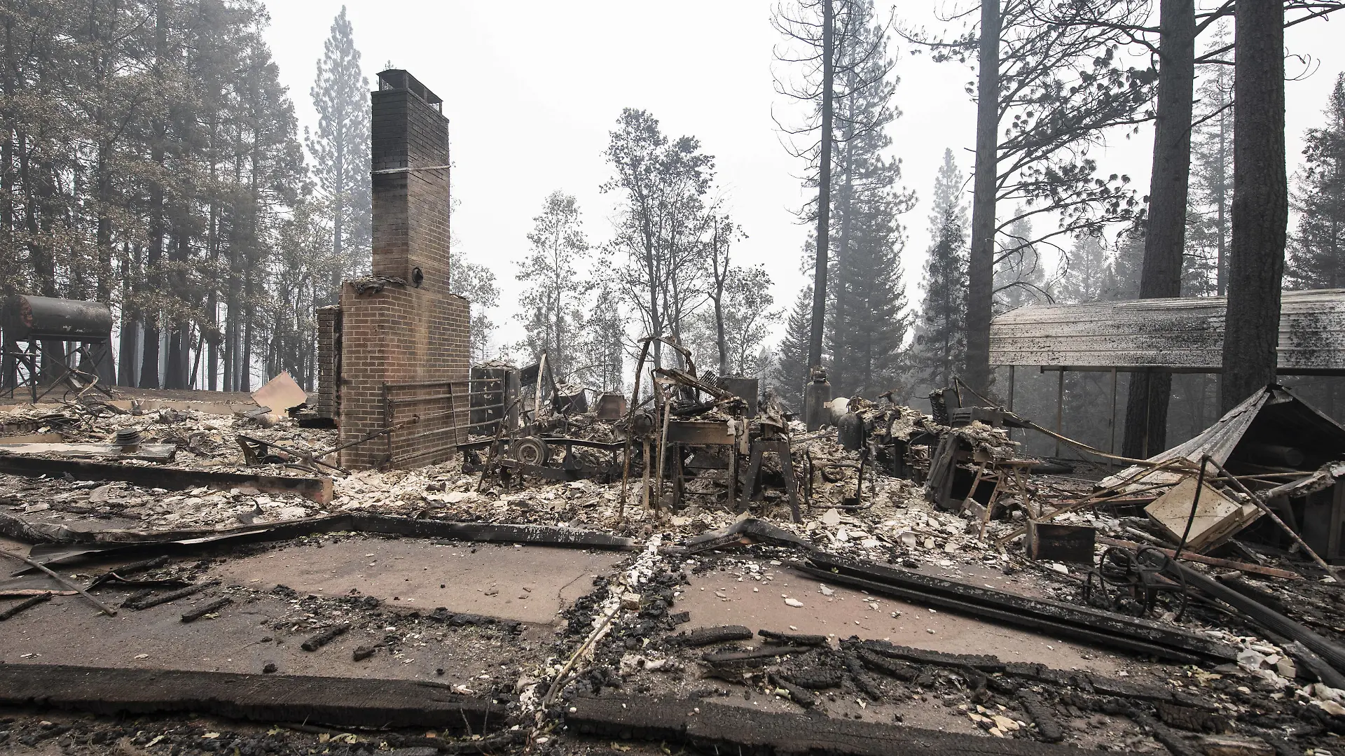 Only a chimney stands from a burned out house in Greenville, California on Thursday, August 12, 2021. The Dixie Fire has now burned over a half million acres and leveled the town of Greenville. PUBLICATIONxINxGERxSUIxAUTxHUNxONLY SXP2021081206 TERRYxSCHMITT